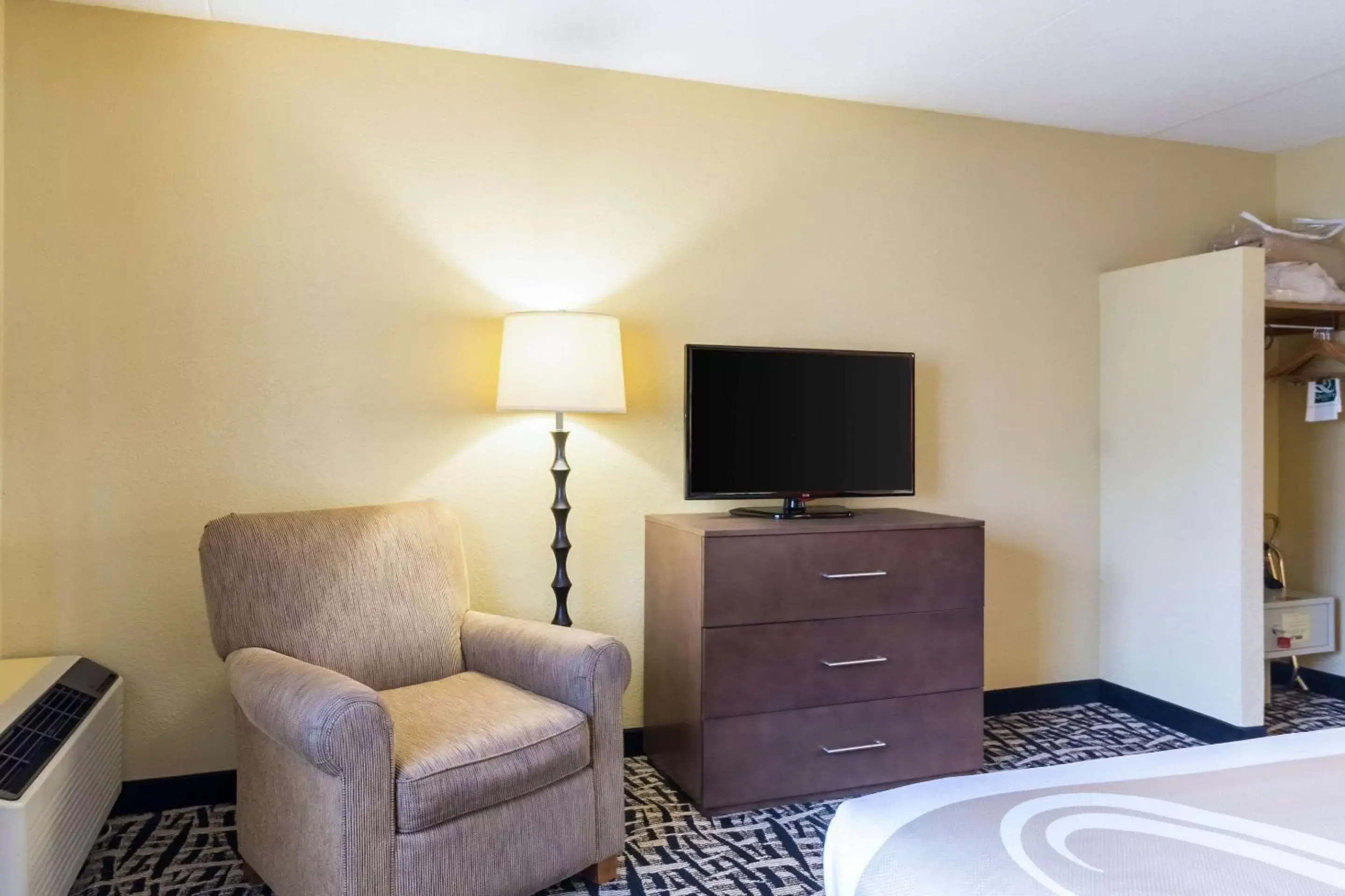 Photo of the whole room, TV/Entertainment Center in Quality Inn & Suites Mayo Clinic Area