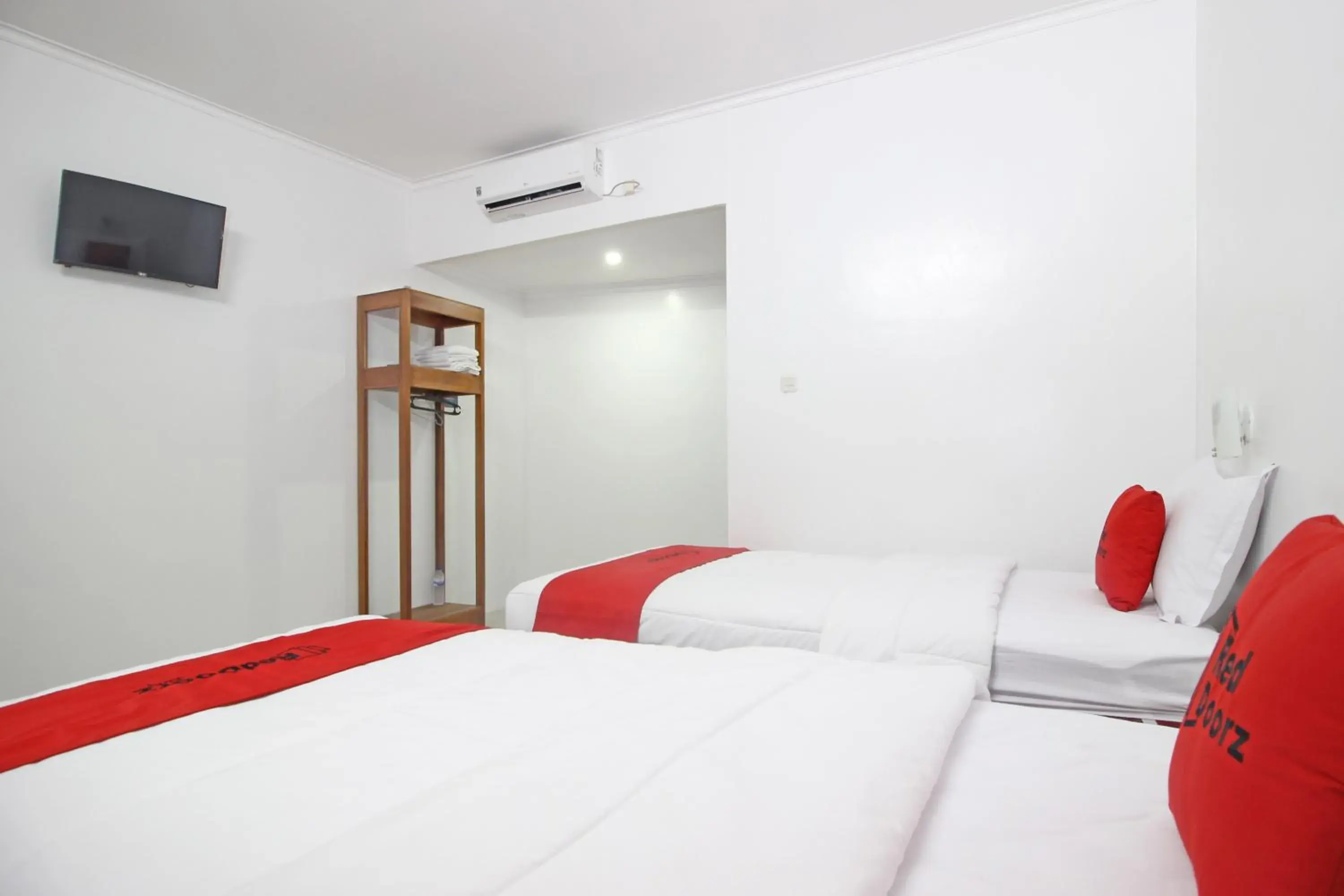 Bedroom, Bed in RedDoorz @ Jalan Ringroad Selatan