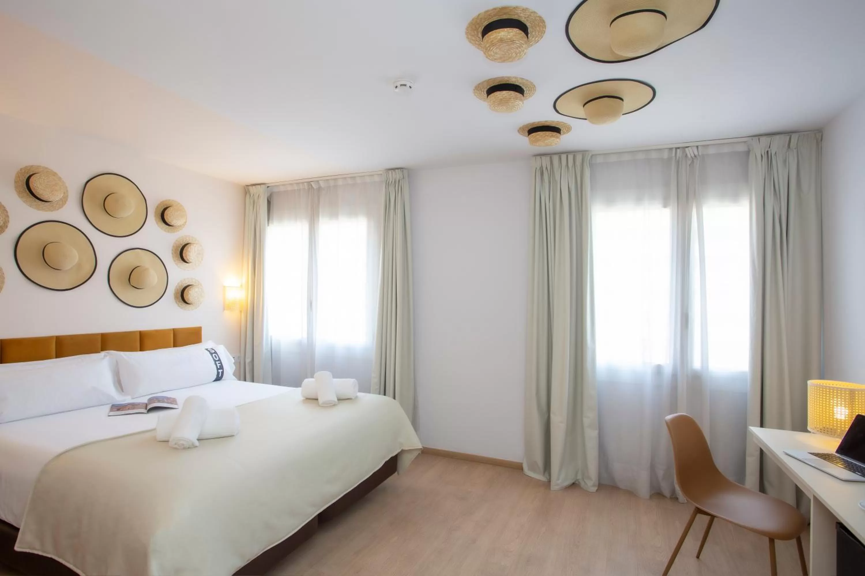 Photo of the whole room, Bed in Casual Colours Barcelona