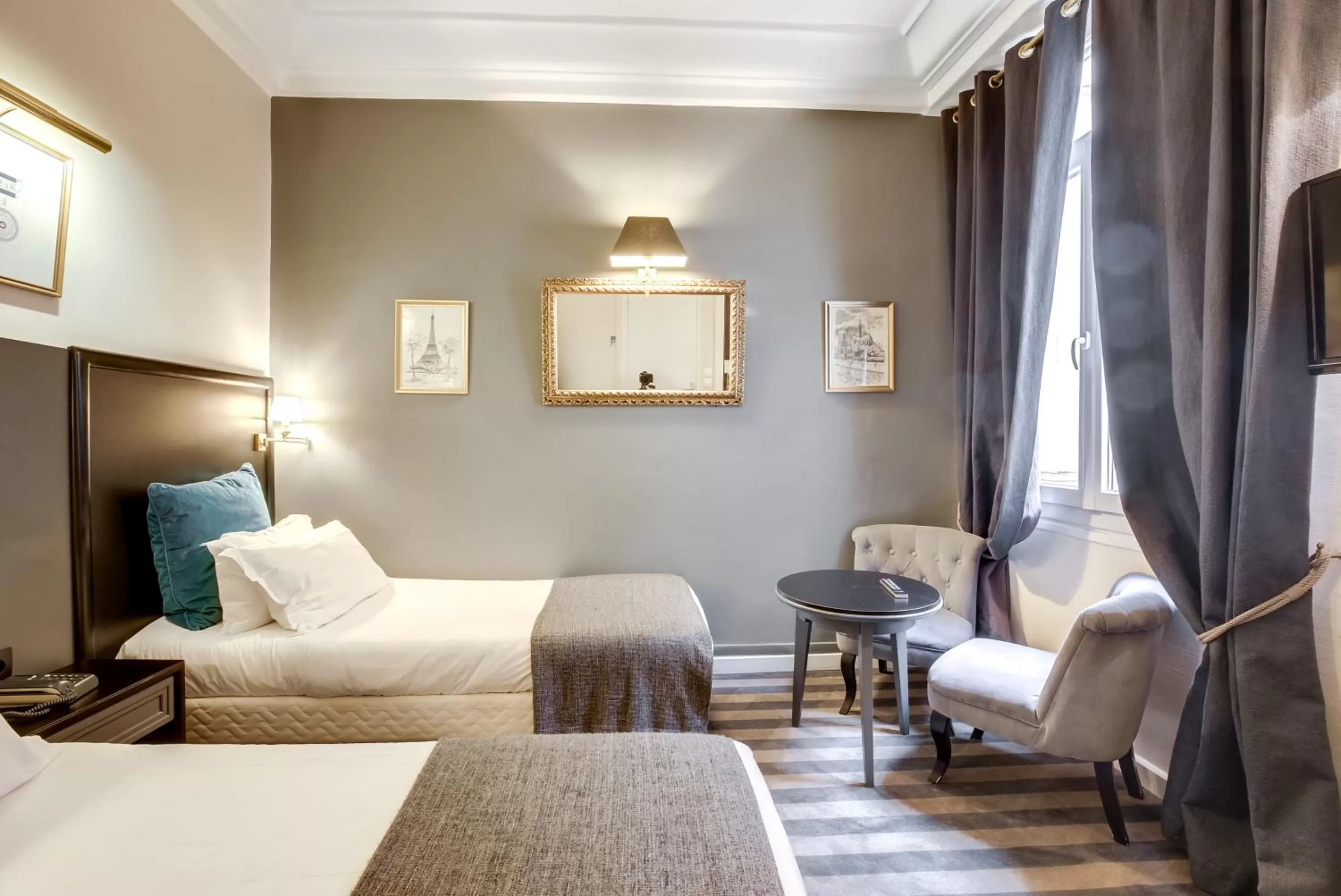 Bed in Hotel Opera Maintenon