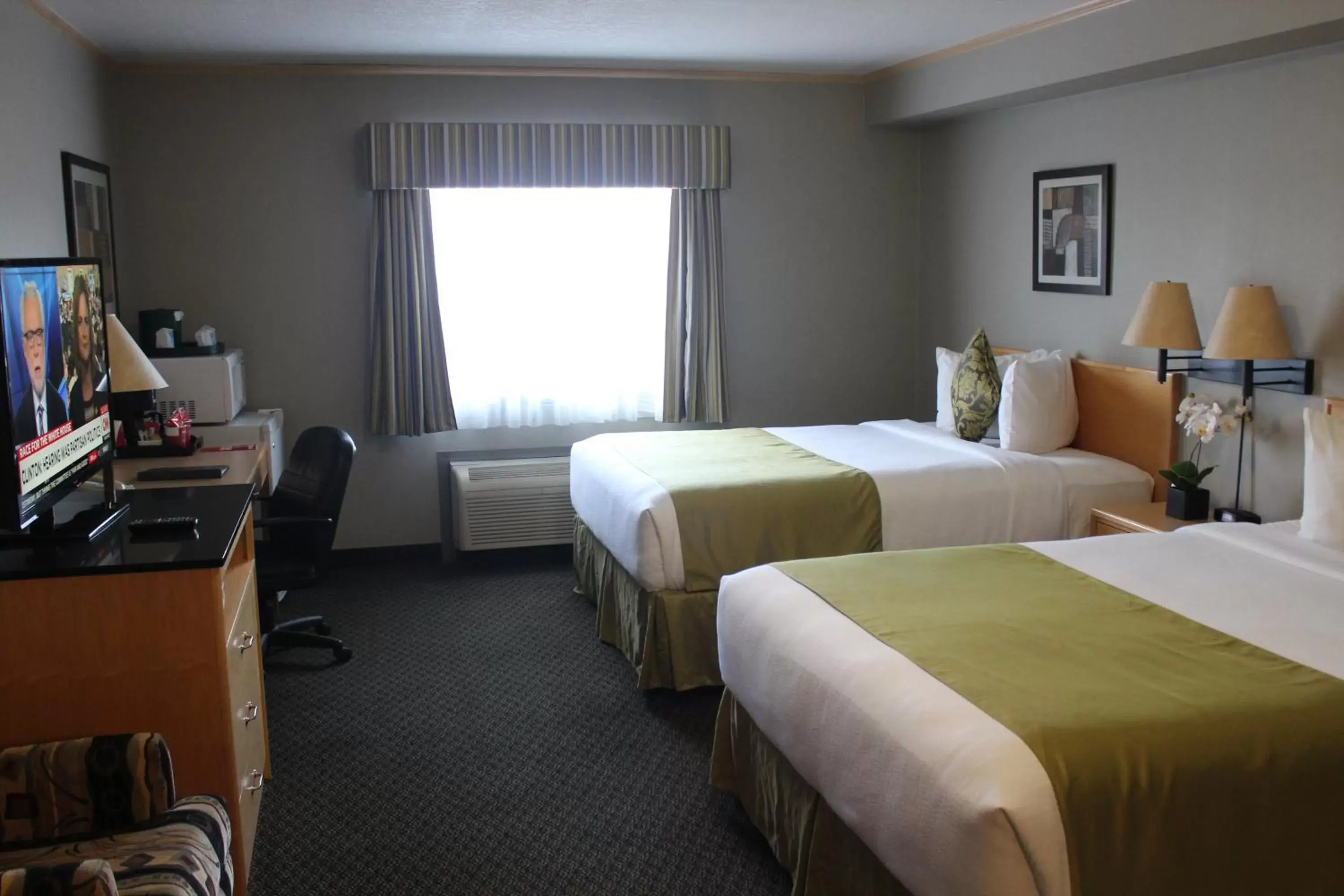 Bedroom, Bed in Vantage Inn & Suites