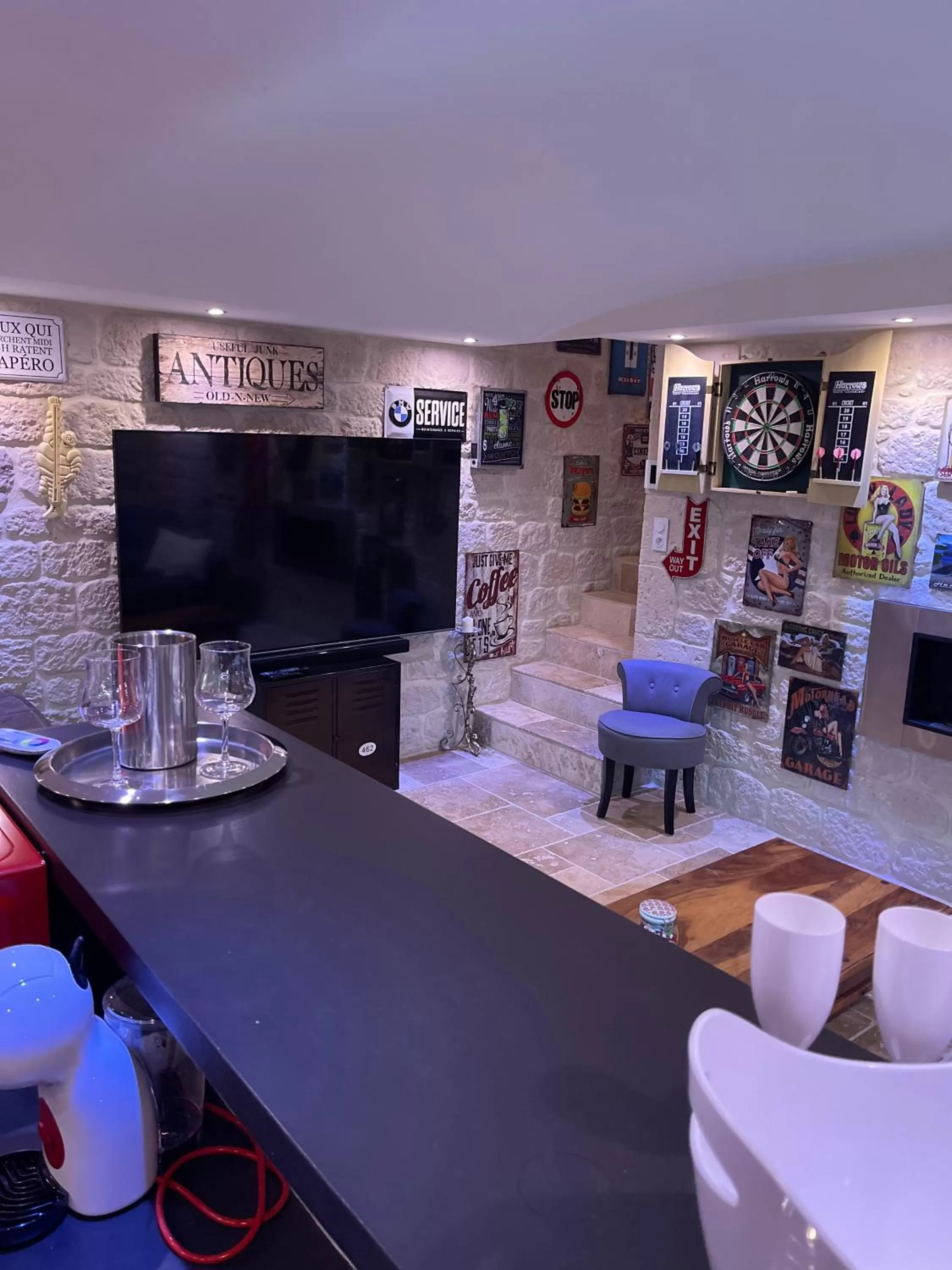 TV and multimedia in SUITE 785 Chambre d hôtes Jacuzzi Cave indépendante