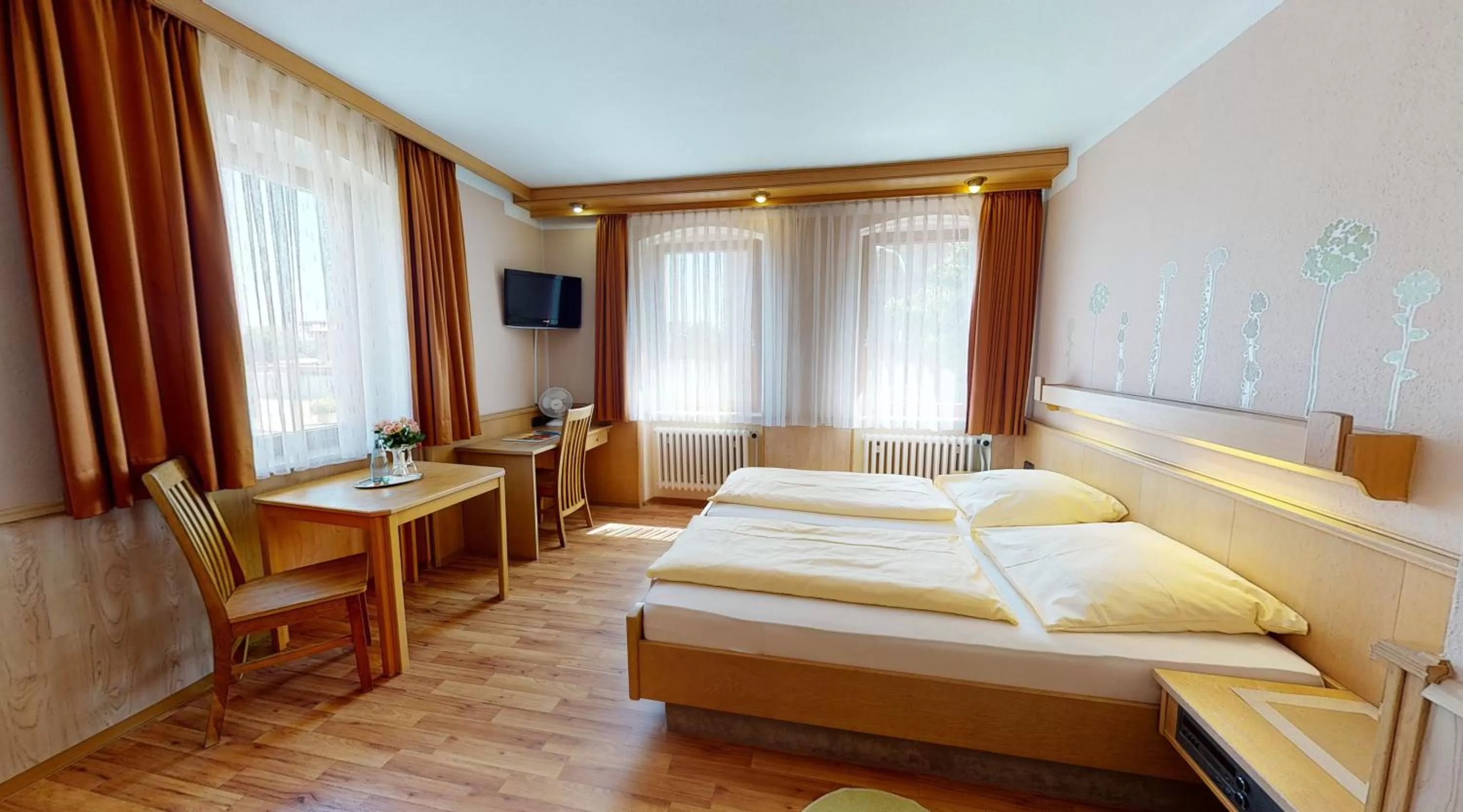 Photo of the whole room, Bed in Hotel Rothenburger Hof