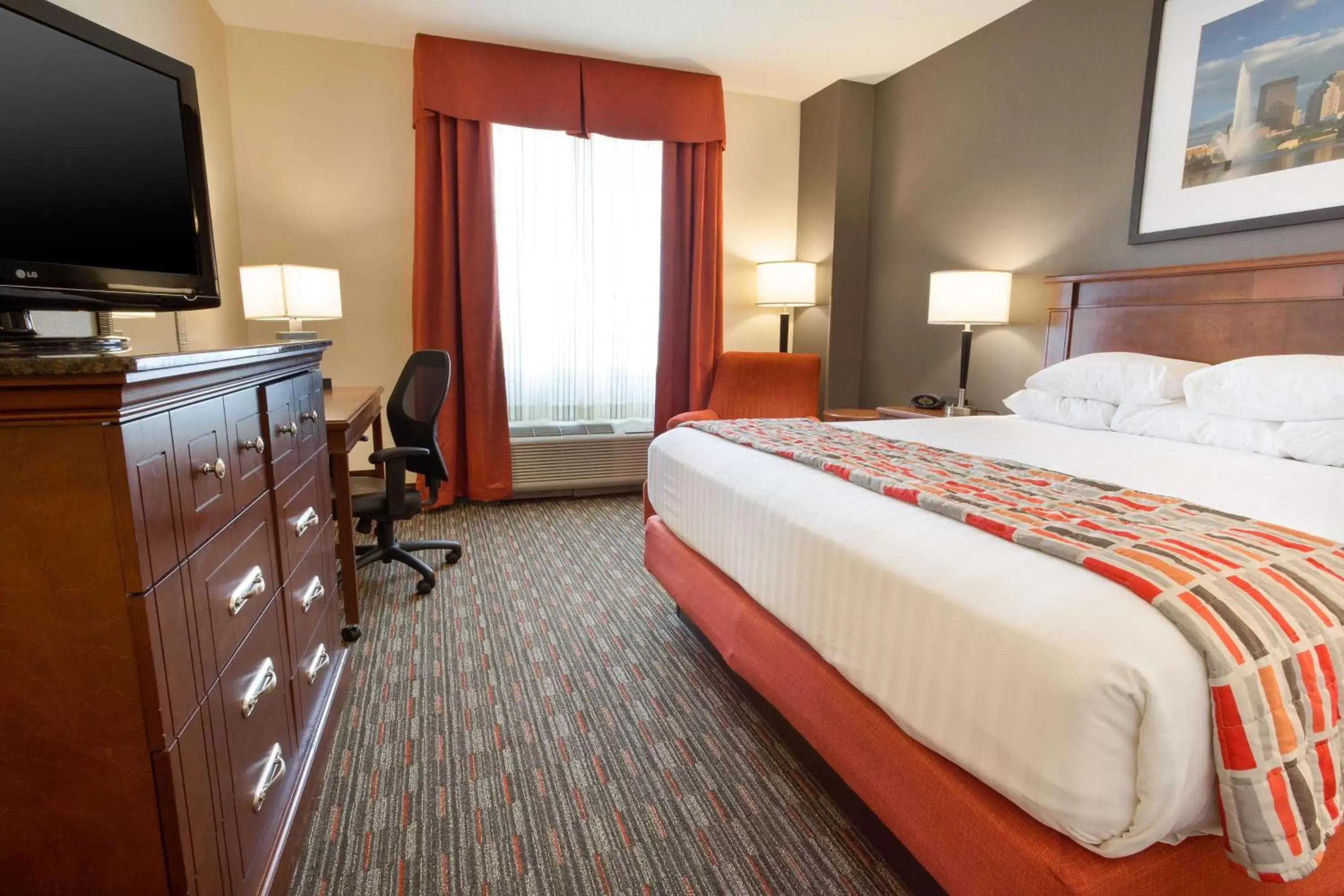 Photo of the whole room, Bed in Drury Inn & Suites Dayton North