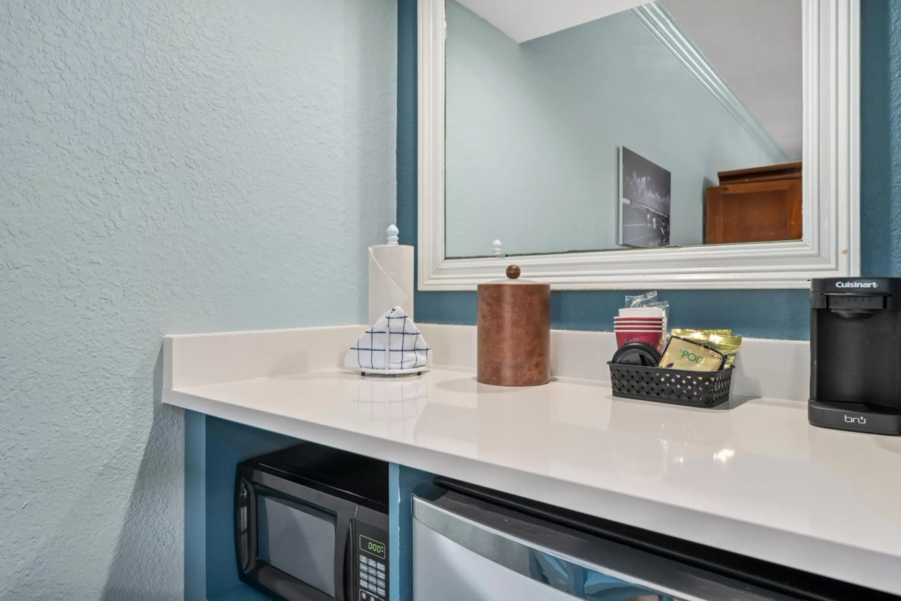 Kitchen or kitchenette, Bathroom in Beachside Inn