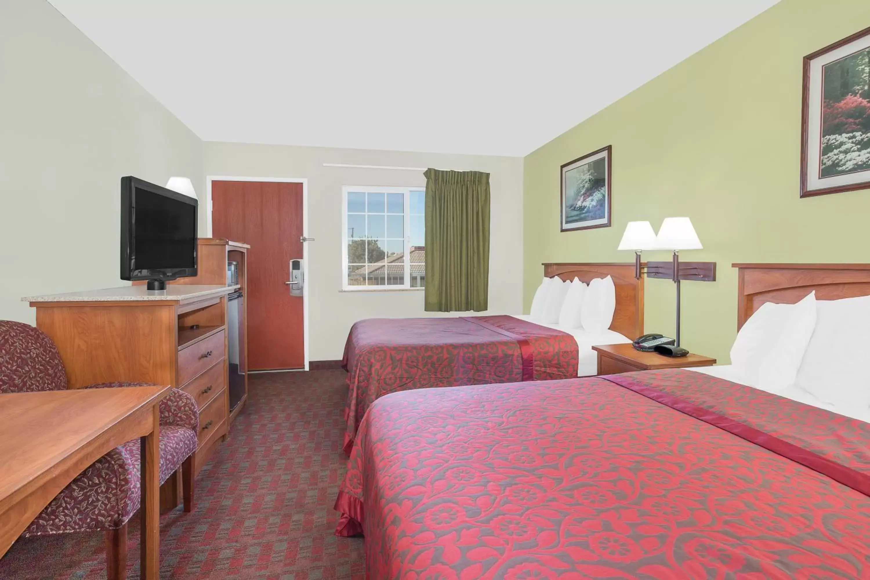 Photo of the whole room, Room Photo in Days Inn by Wyndham Turlock