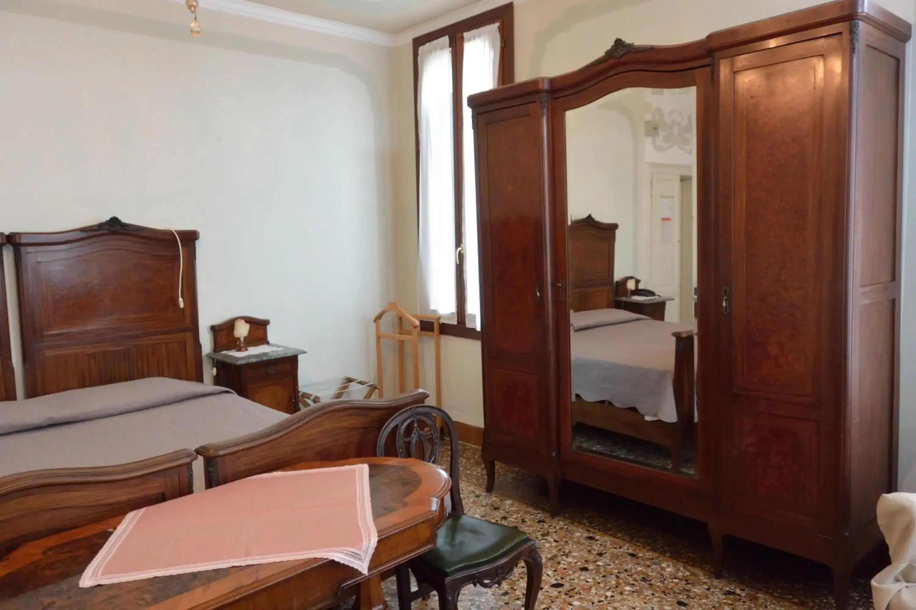 Photo of the whole room, Bed in Pensione Seguso