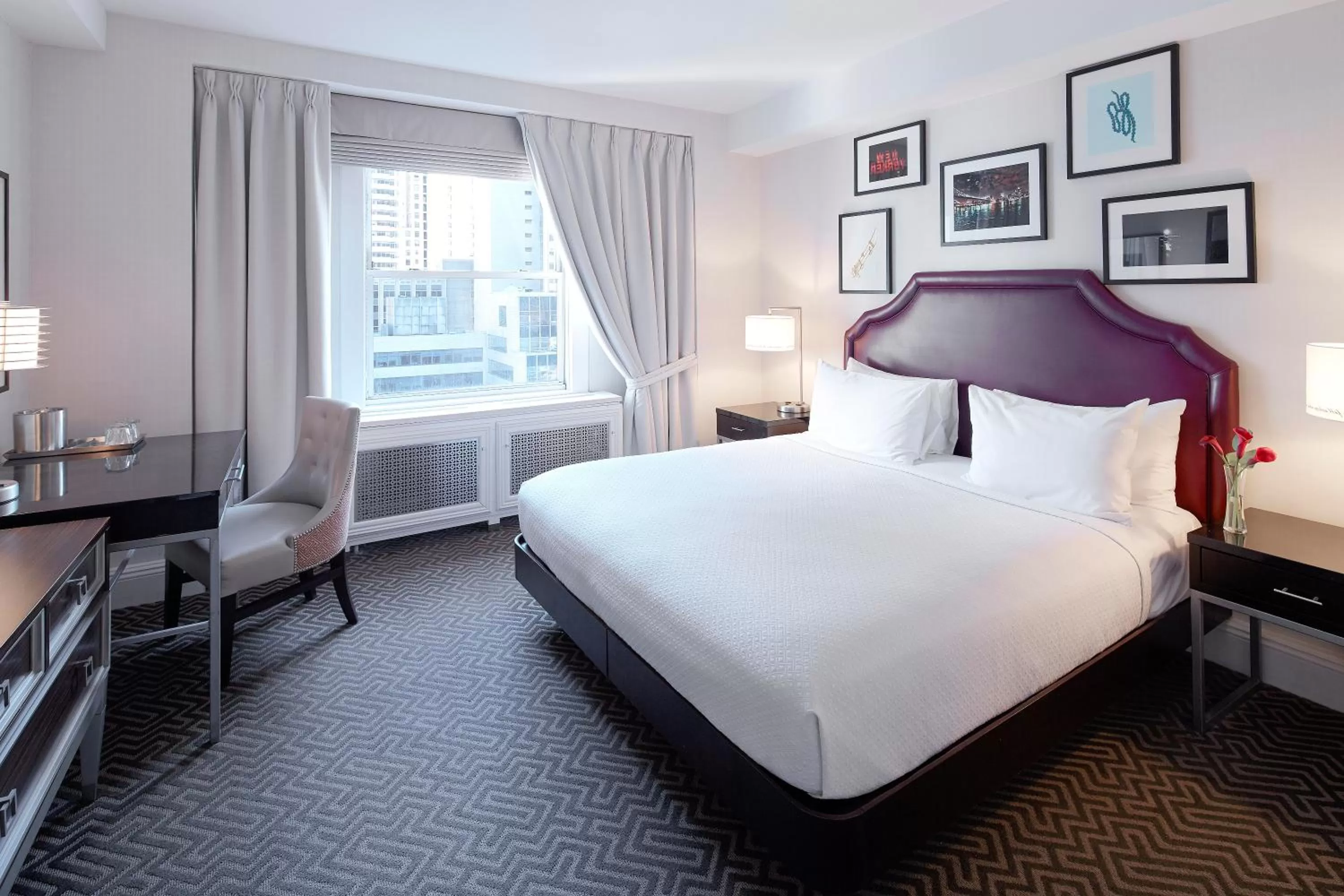 Photo of the whole room, Bed in The Lexington Hotel, Autograph Collection