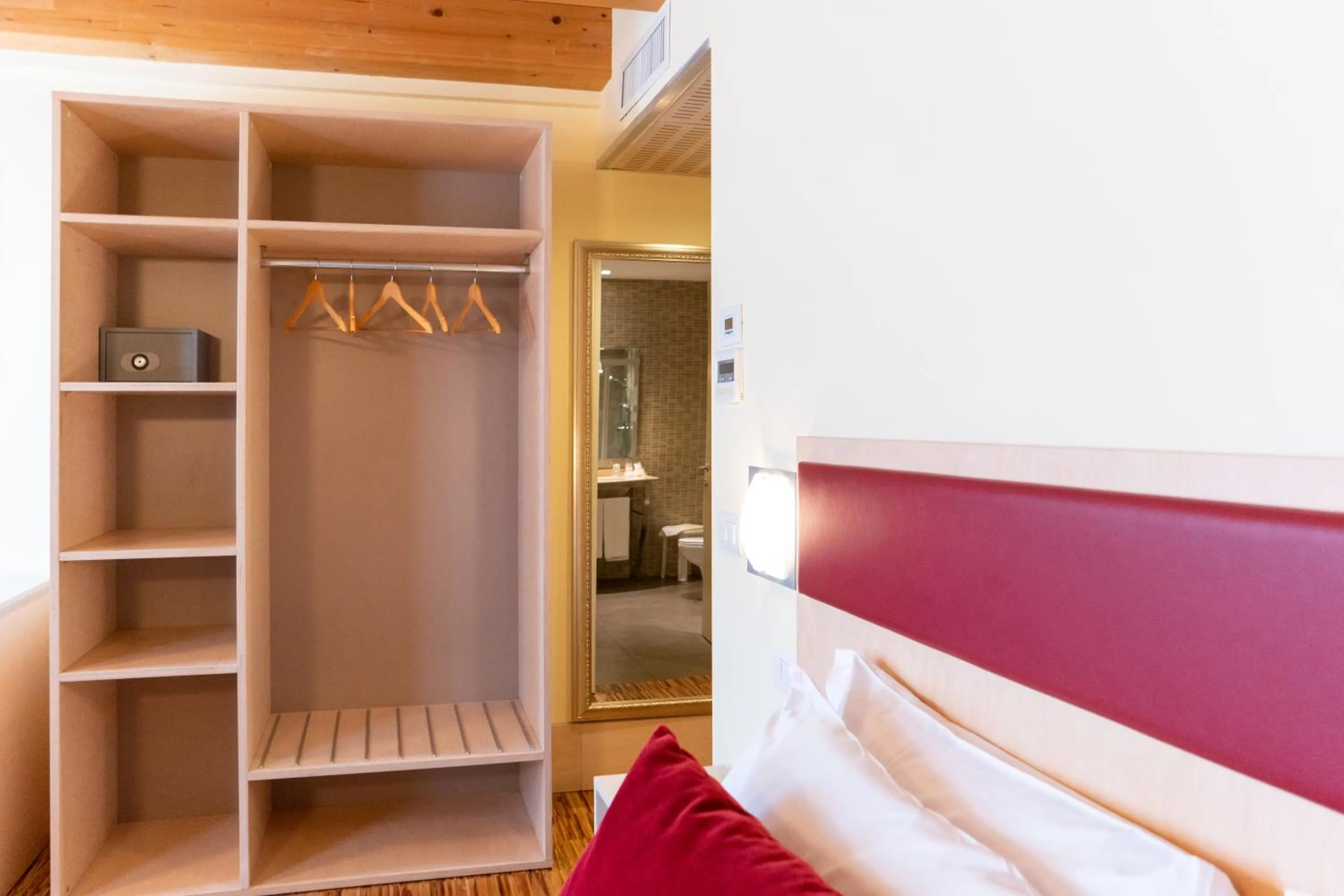 wardrobe in Hotel Autoespresso Venice - Atika & Atif