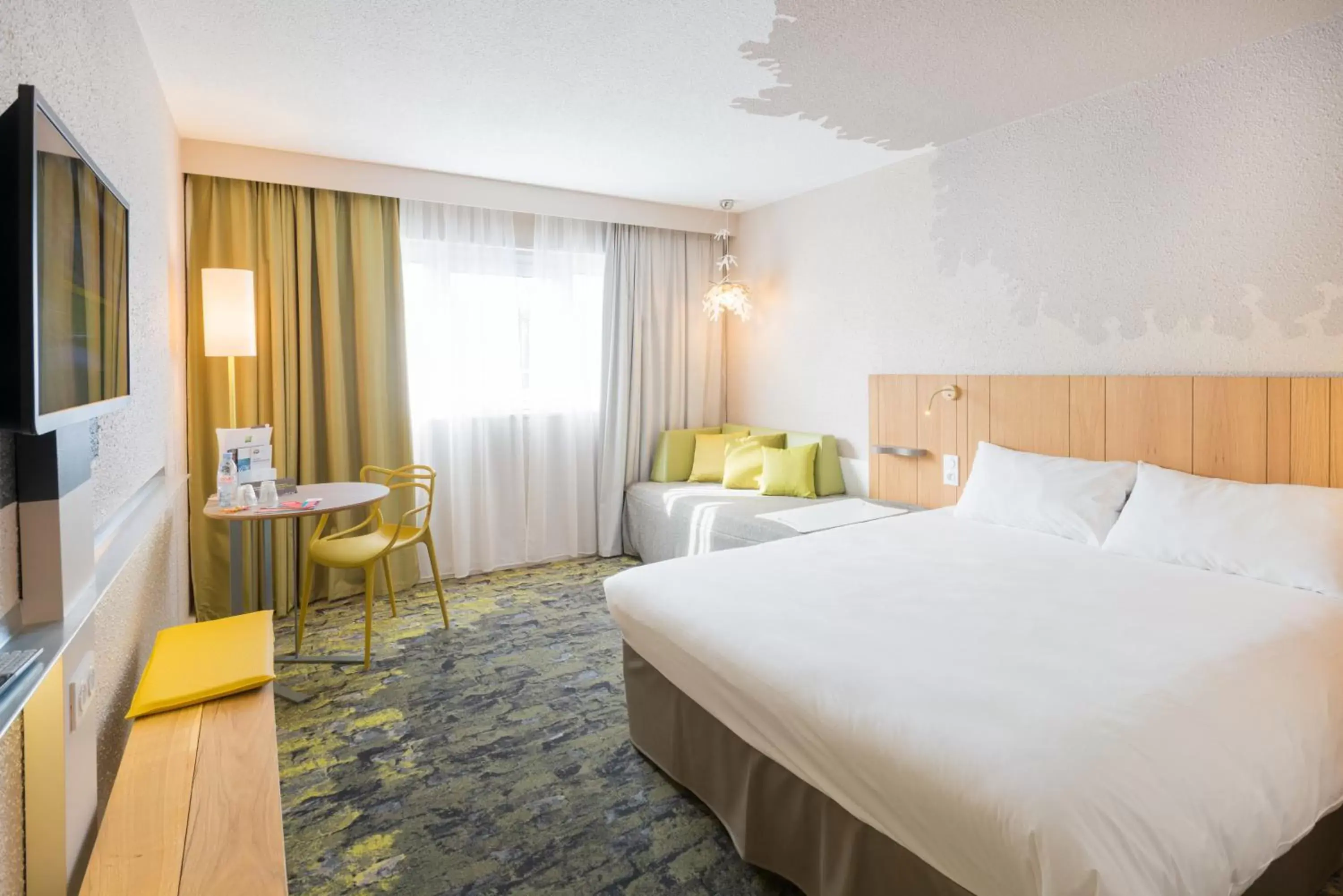 Bedroom, Bed in ibis Styles Tours Sud