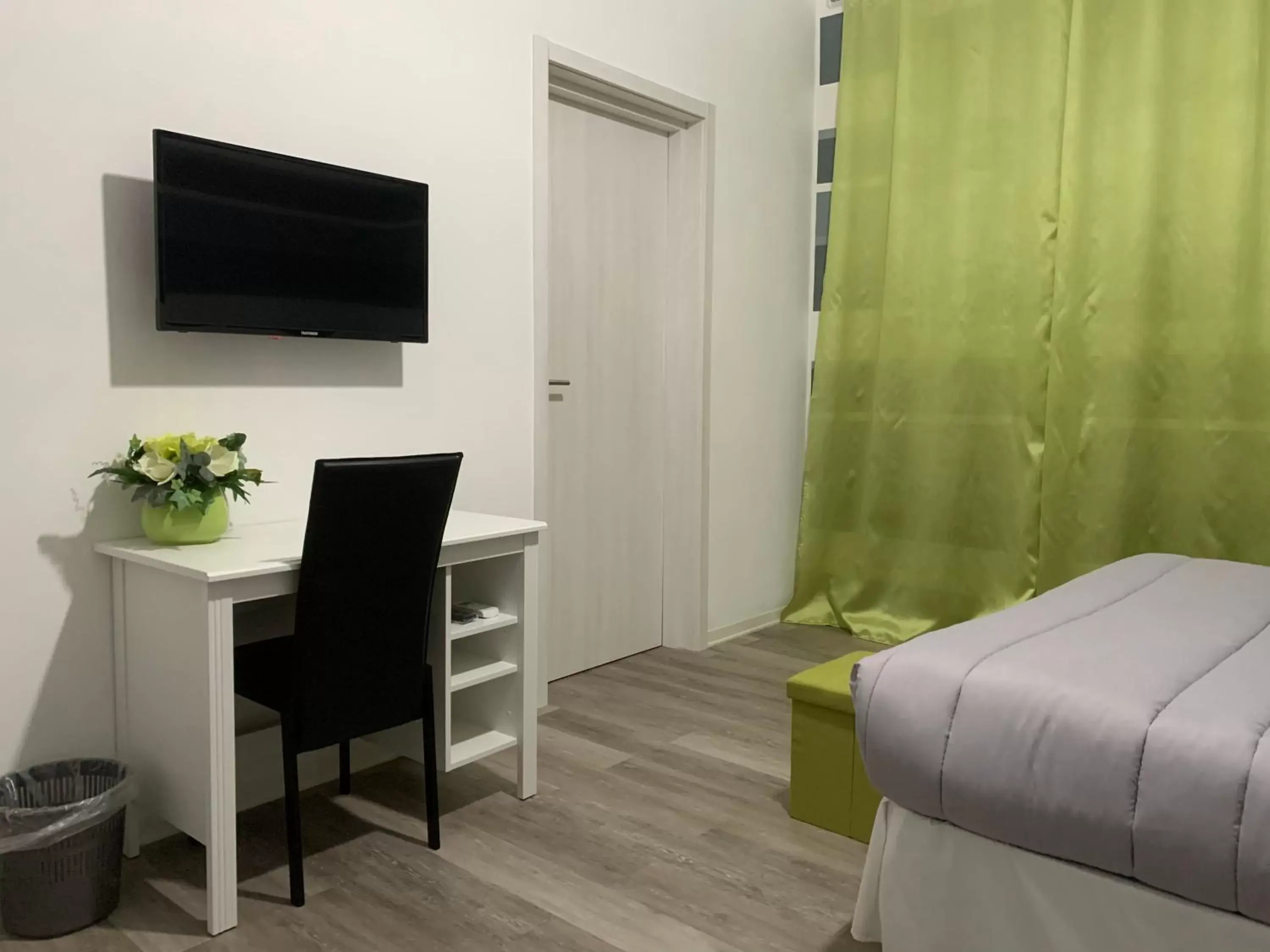 Bed, TV/Entertainment Center in B&B Ramura