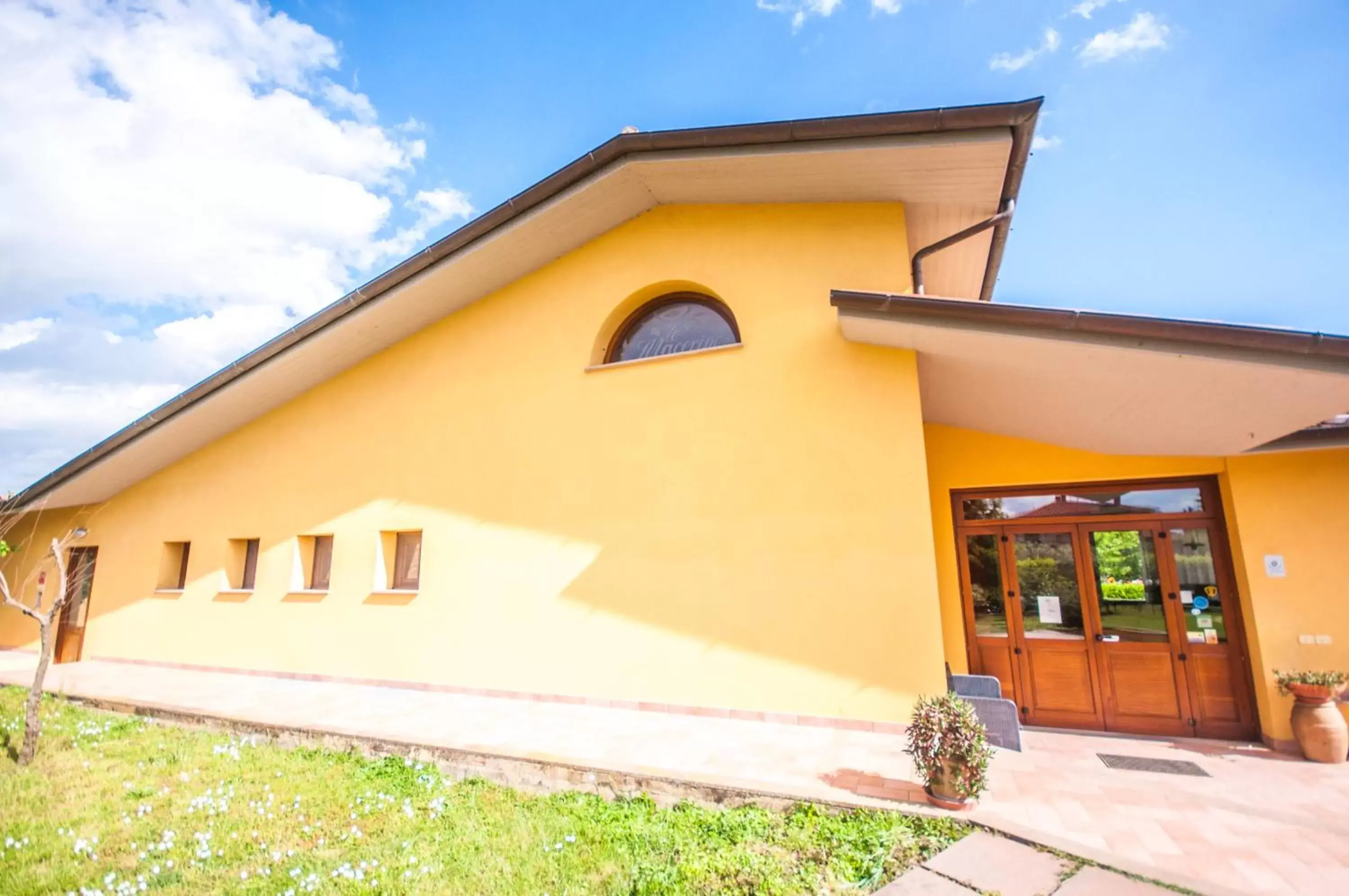 Property building, Facade/Entrance in Le Macerine