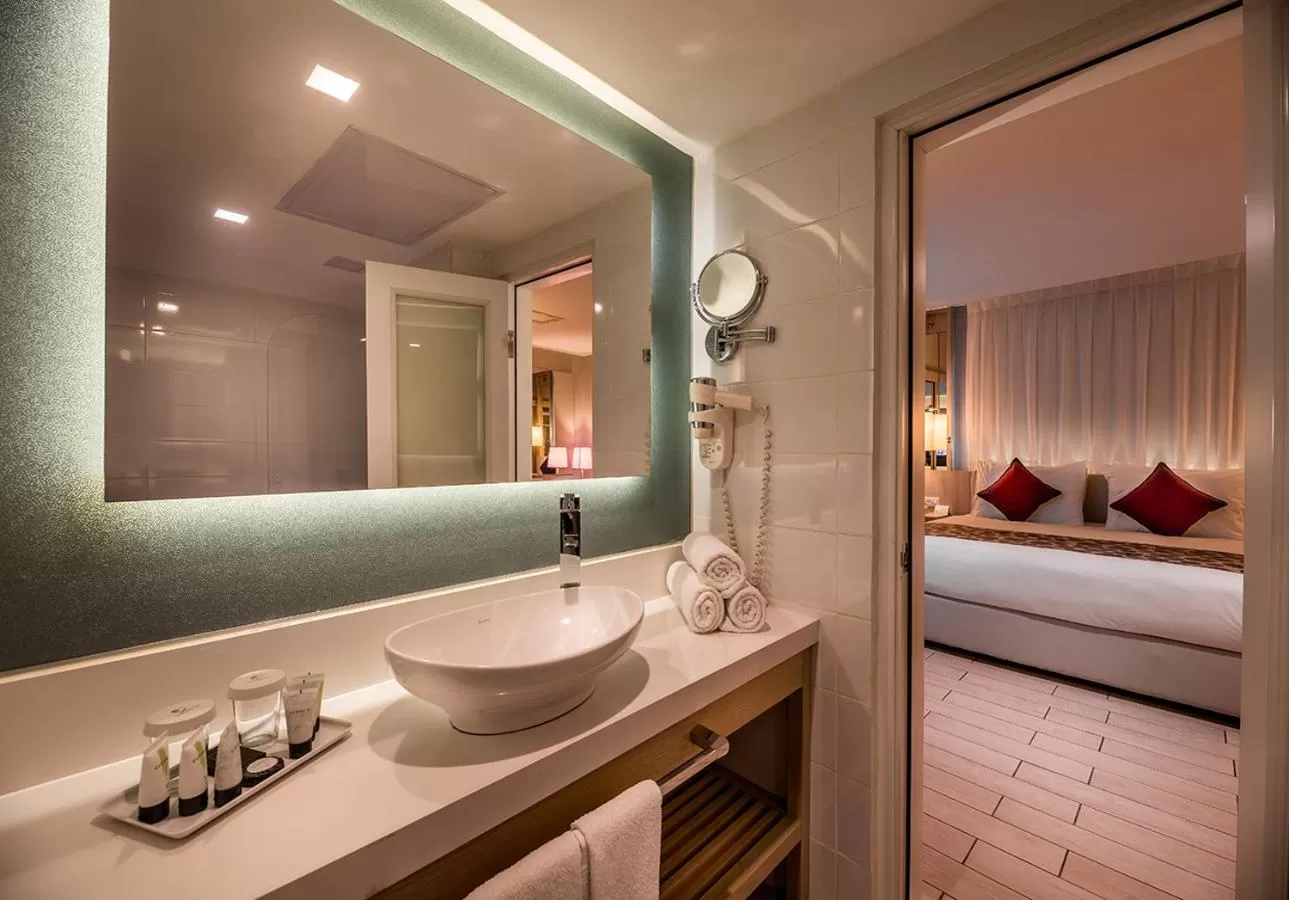 Bathroom, Bed in Astral Maris Hotel