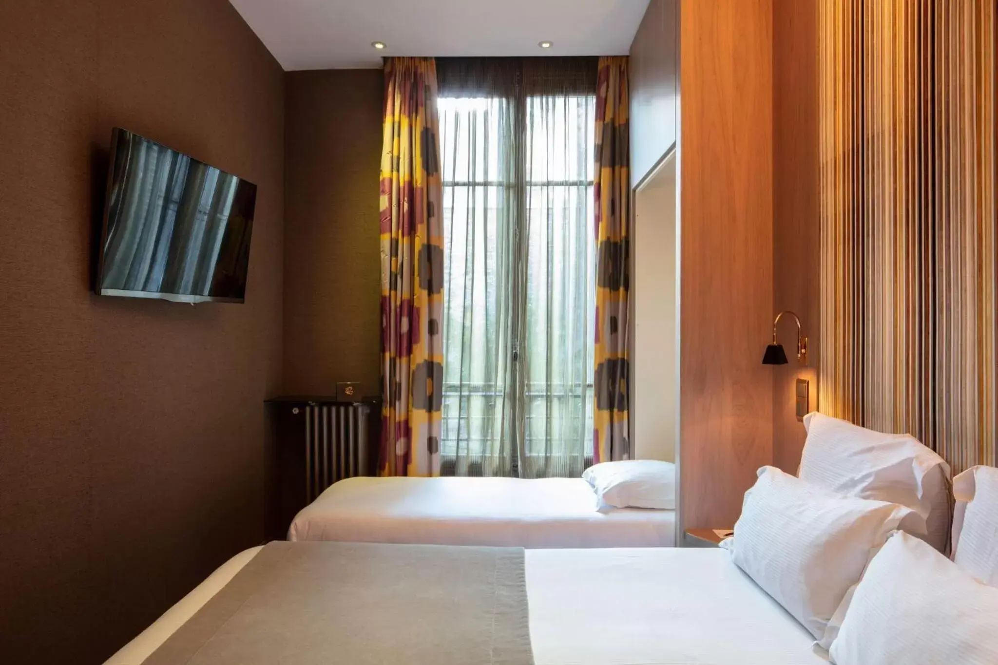 Bedroom, Bed in Hôtel Regent's Garden - Astotel