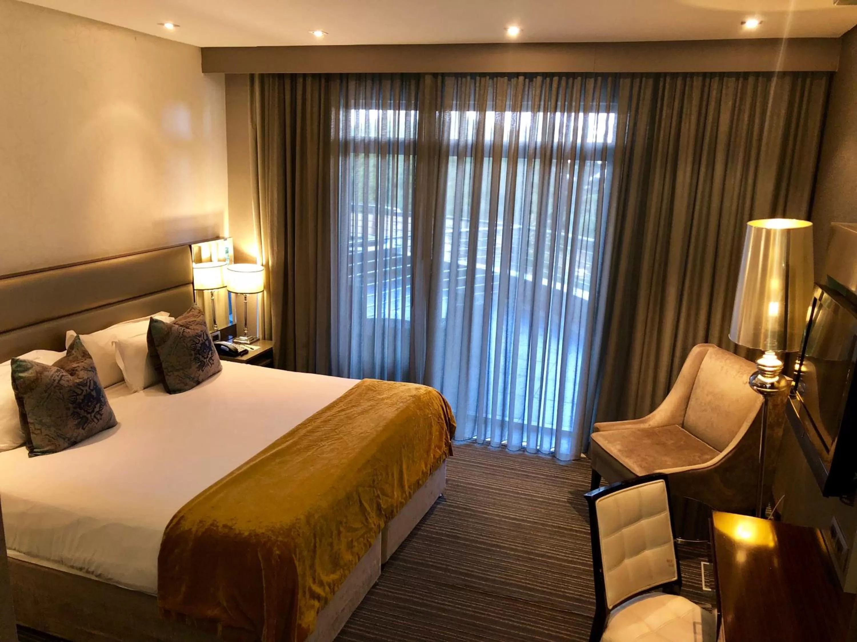 Patio, Bed in Coastlands Musgrave Hotel