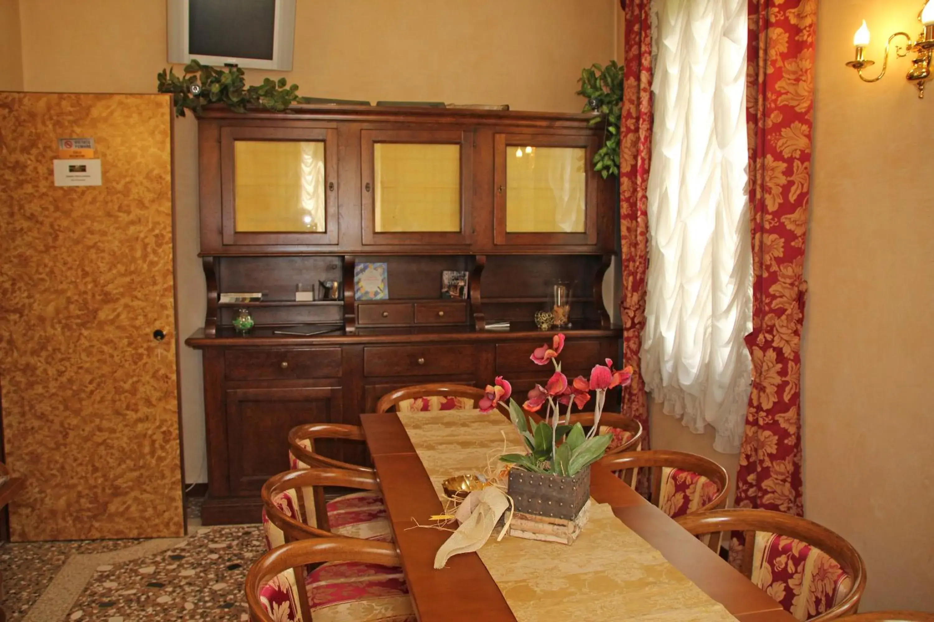 Meeting/conference room, Kitchen/Kitchenette in Park Hotel Villa Leon d'Oro