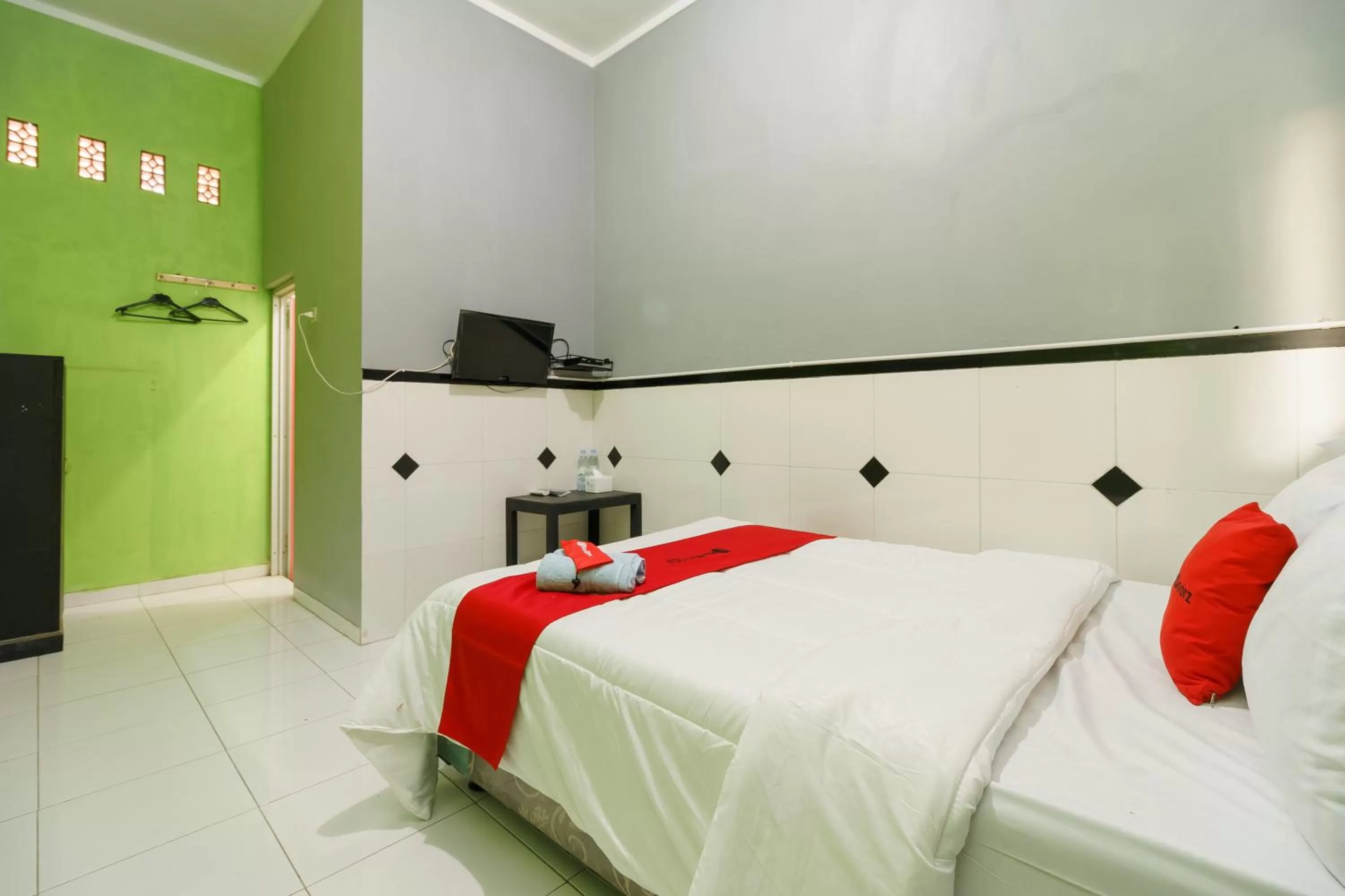 Bed in RedDoorz Syariah near Ciledug Station