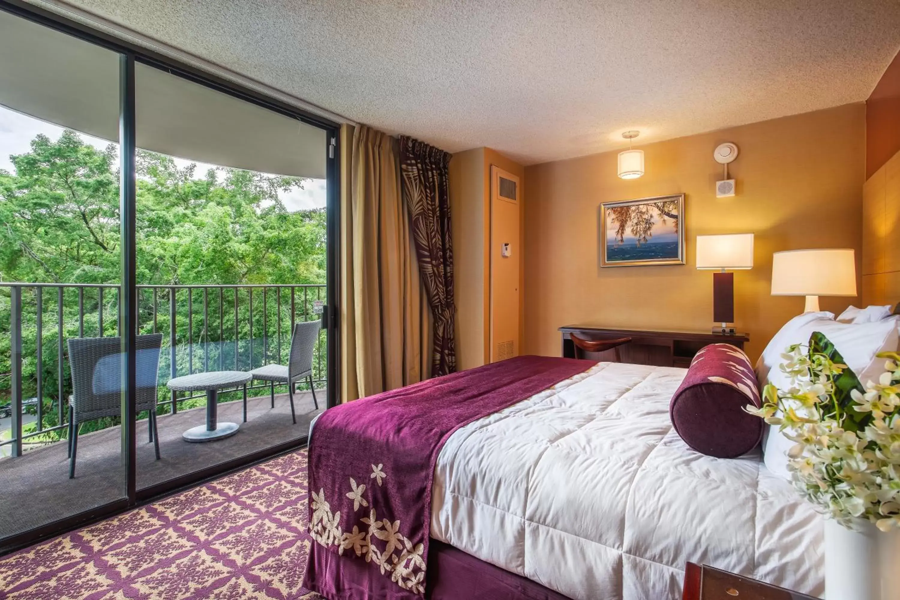 Bedroom, Bed in Castle Hilo Hawaiian Hotel