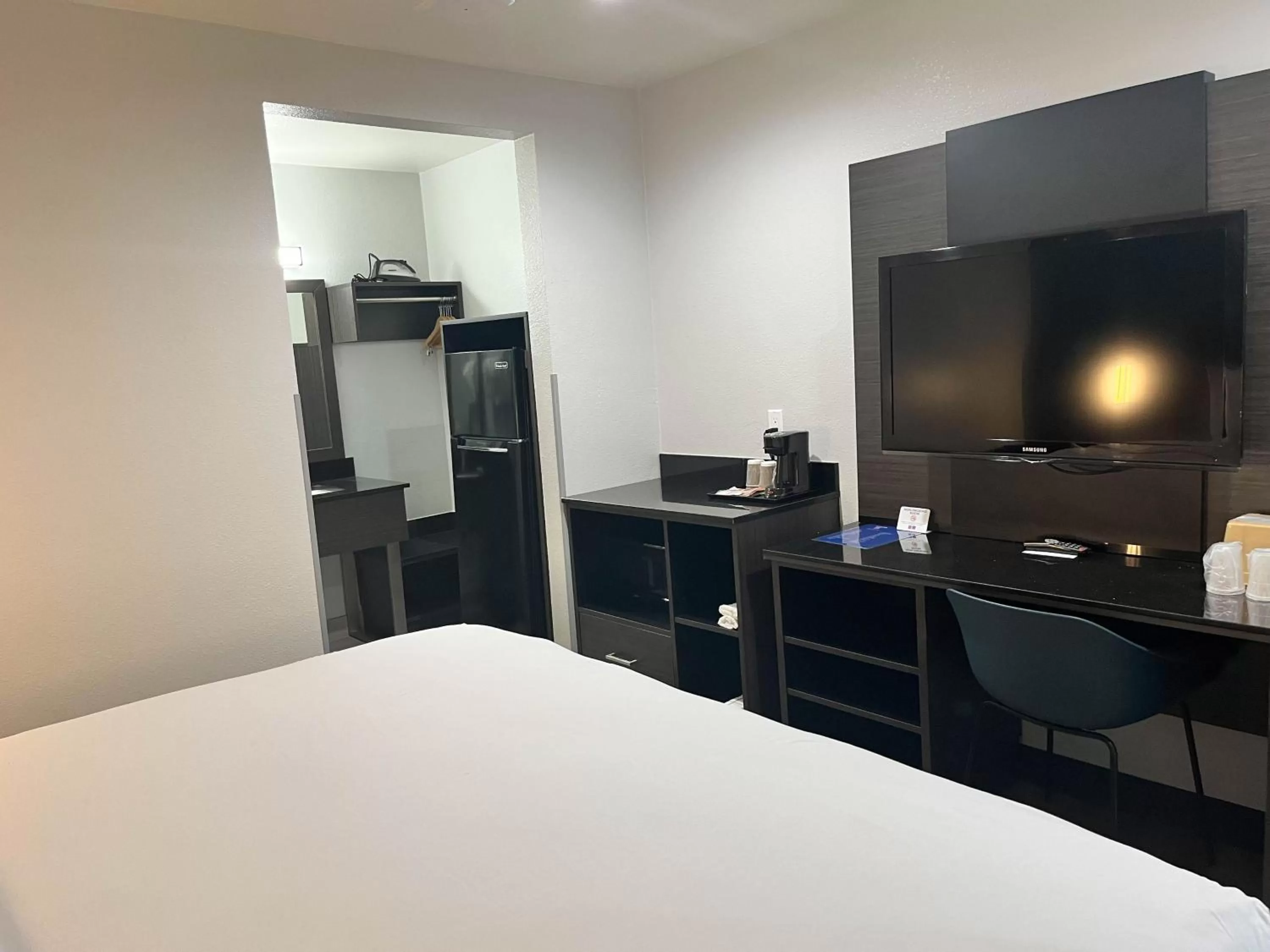 Bedroom, TV/Entertainment Center in Studio 6 Suites Escondido CA