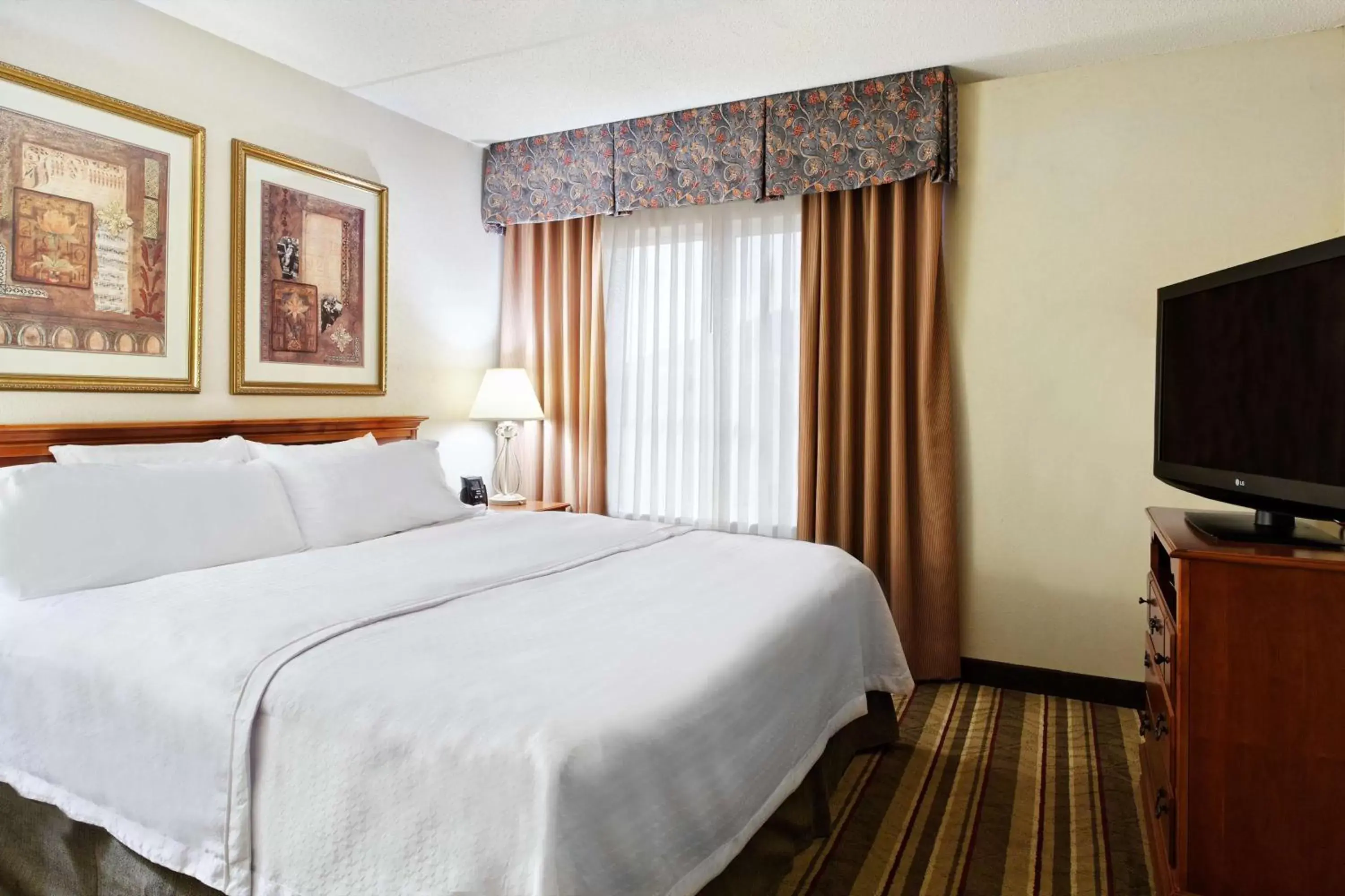 Bed in Homewood Suites by Hilton Richmond - Airport