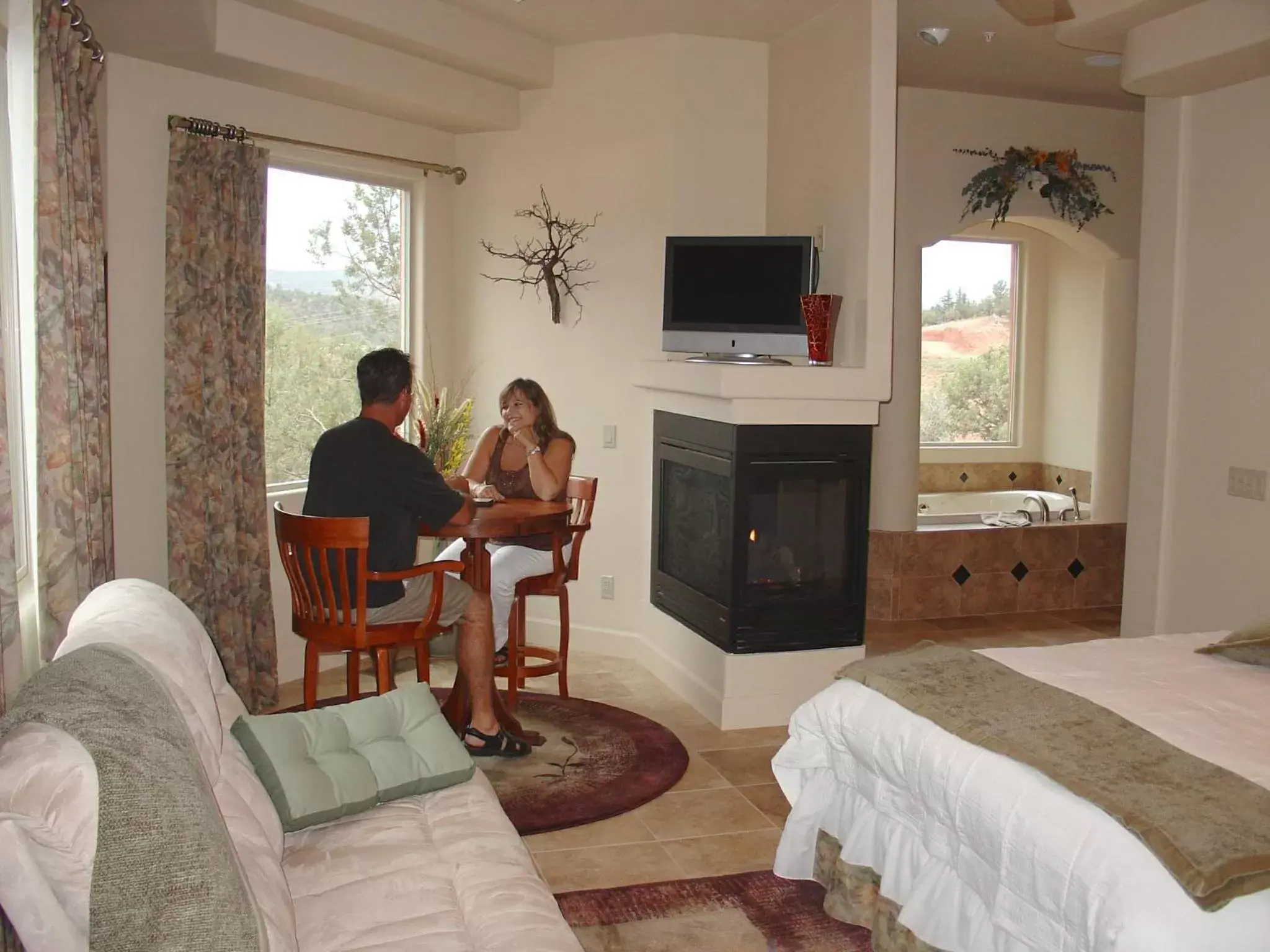 TV and multimedia in Sedona Cathedral Hideaway B&B & Spa