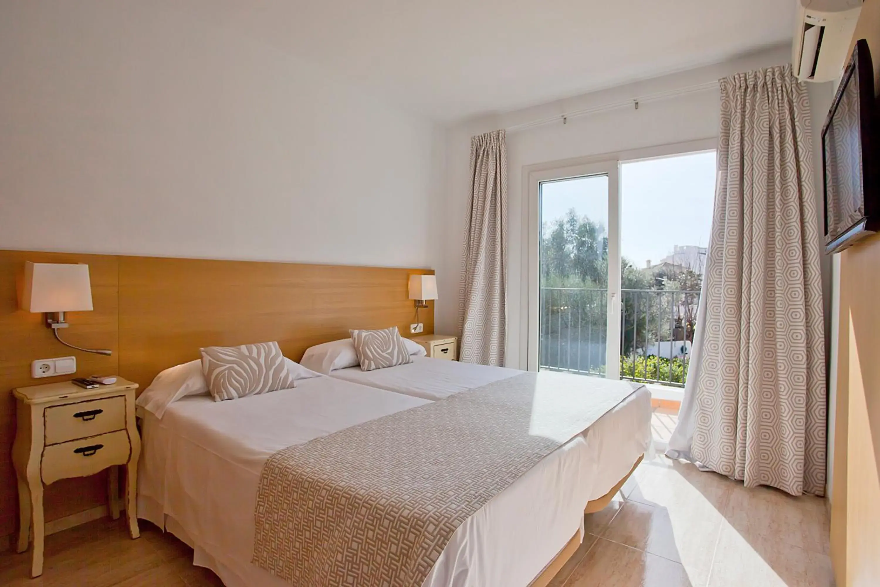 Photo of the whole room, Bed in Hotel La Pergola Mallorca
