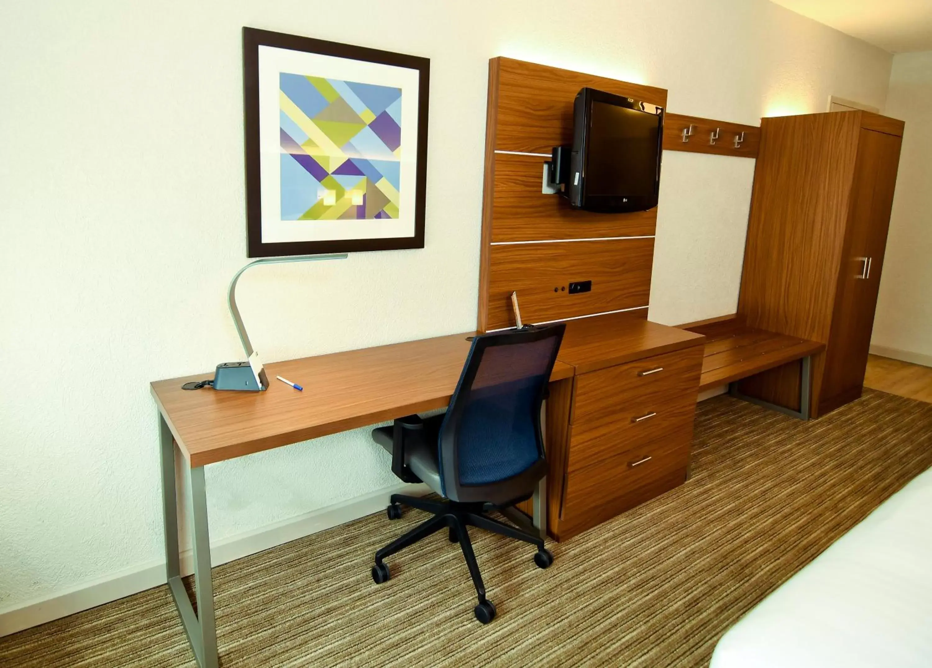 Photo of the whole room, TV/Entertainment Center in Holiday Inn Express Hotel & Suites Port Clinton-Catawba Island, an IHG Hotel