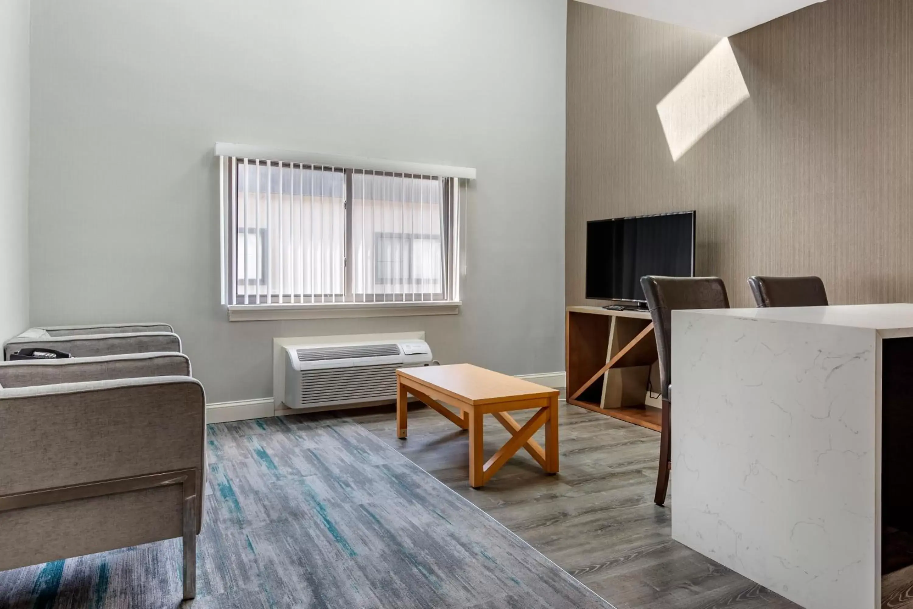 Living room, Seating Area in Somerset Lofts, Ascend Hotel Collection