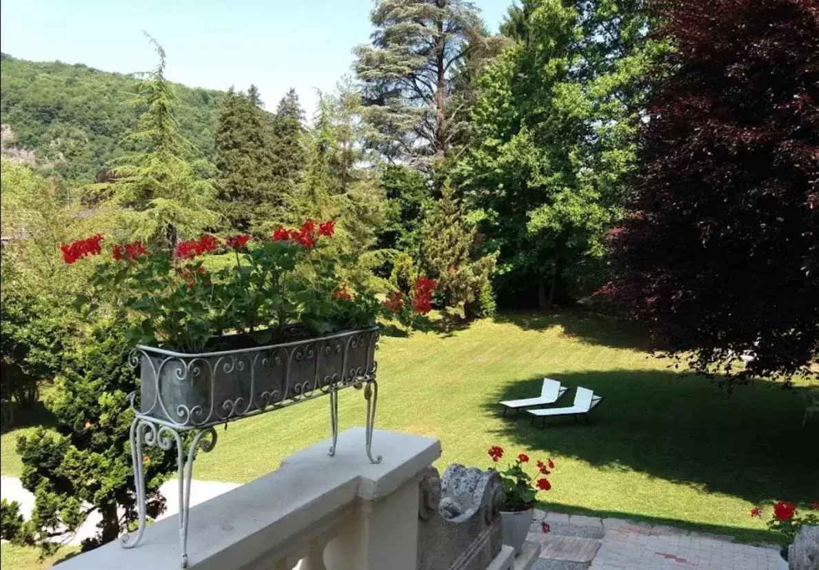 Garden in La Villa del Lago