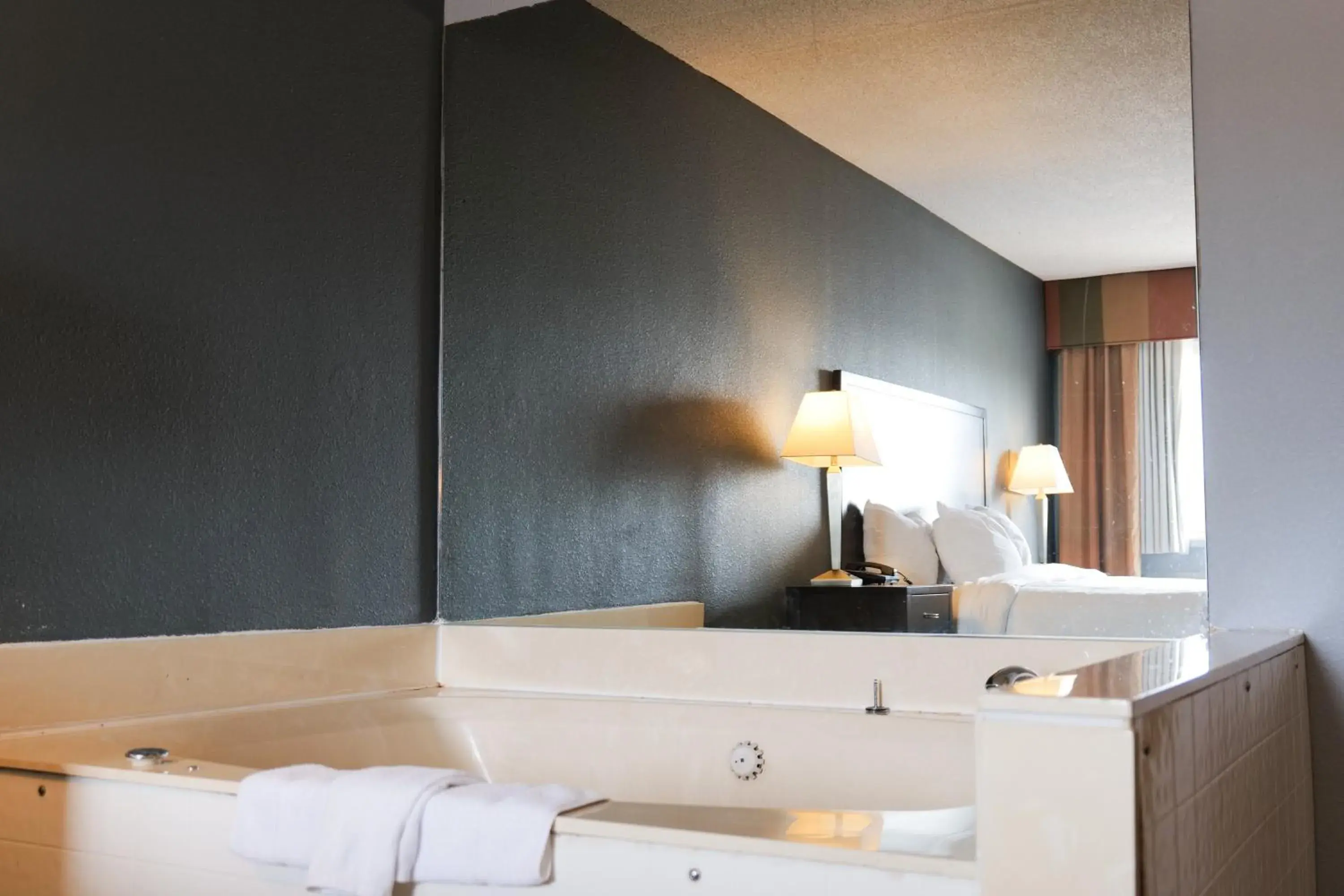 Bath, Bed in Baymont by Wyndham Flint Airport North Bath, Bed in Baymont by Wyndham Flint Airport North