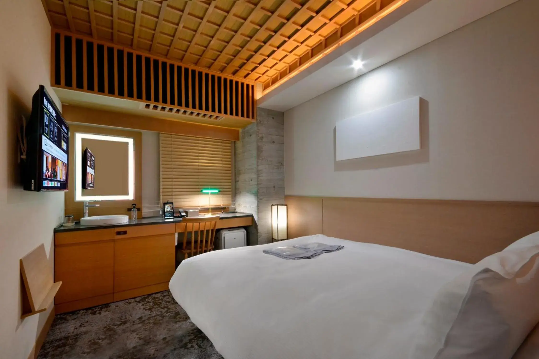 Photo of the whole room, Bed in HOTEL HILLARYS Akasaka