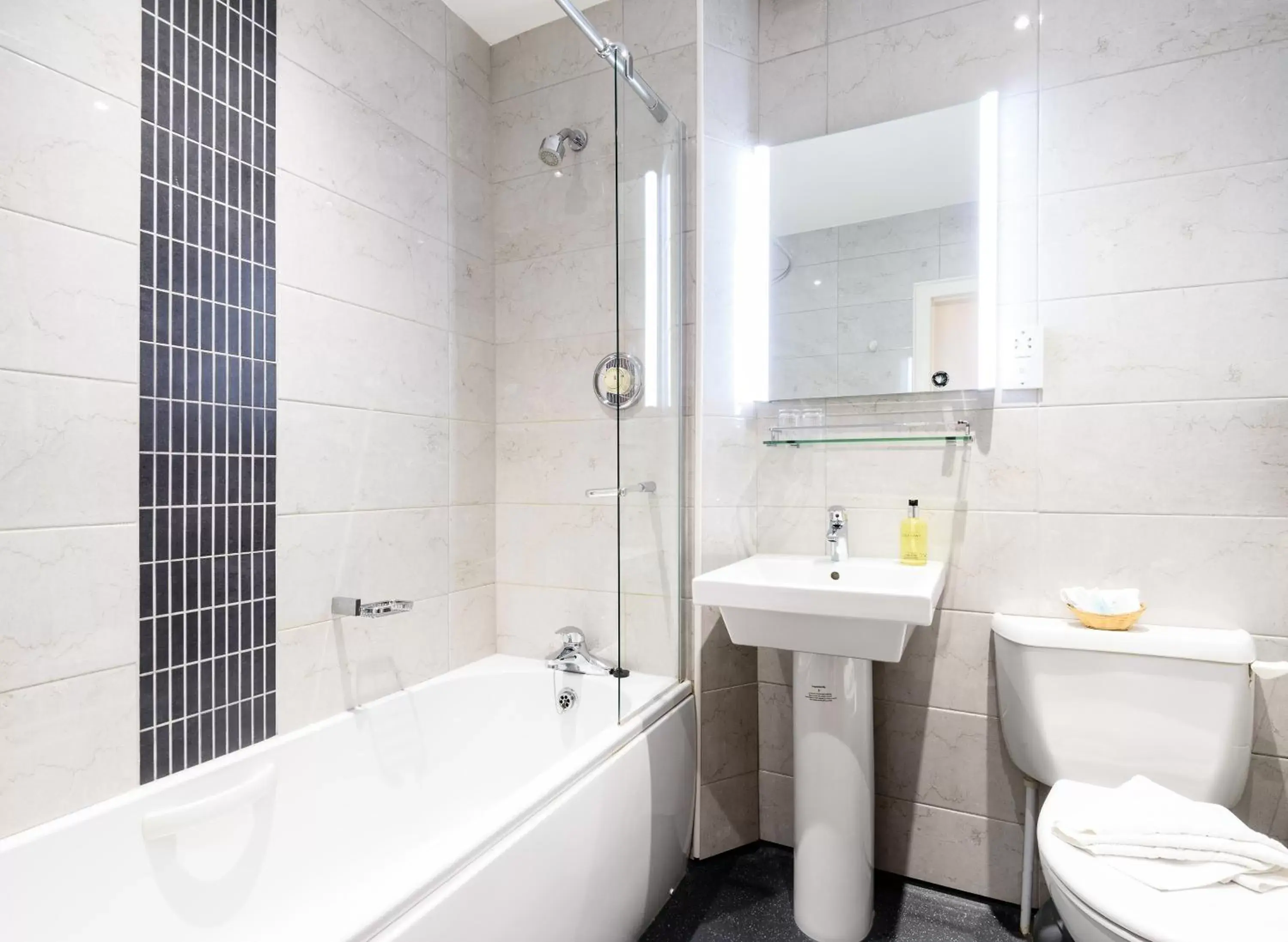 Shower, Bathroom in Sunbank House Metro Hotel