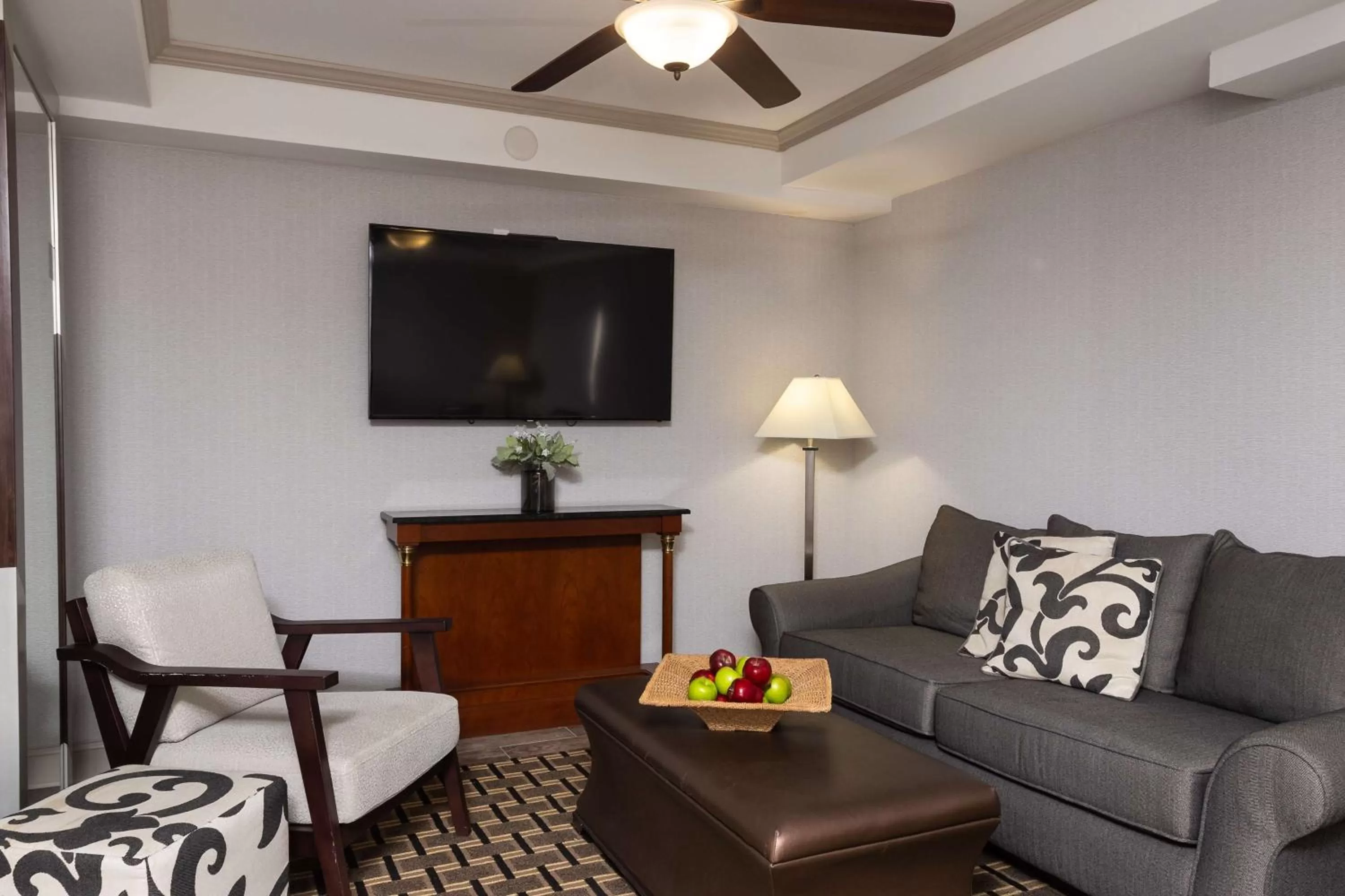 Living room in Inn at the Colonnade Baltimore - A DoubleTree by Hilton Hotel