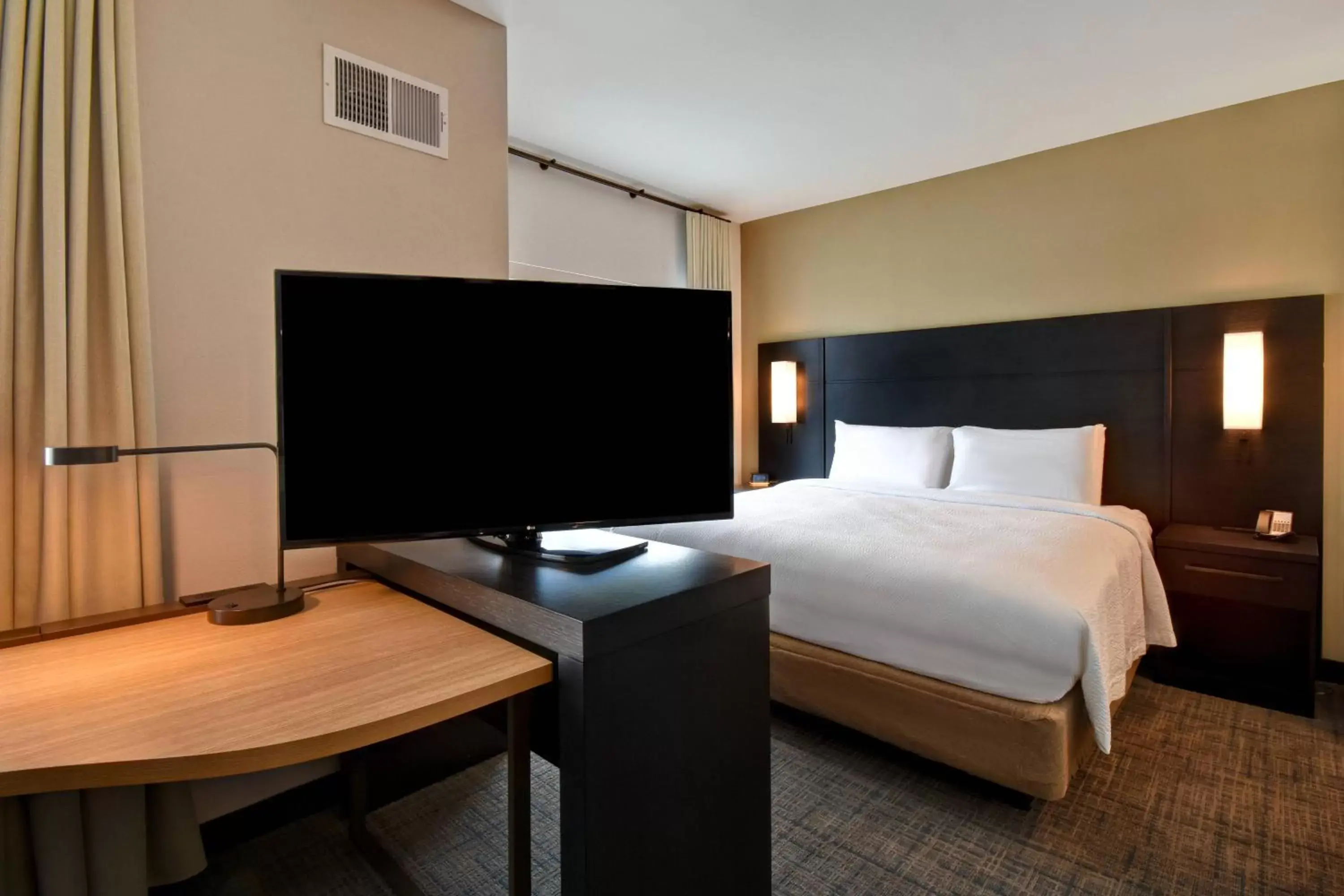 Bedroom, TV/Entertainment Center in Residence Inn Middletown Goshen