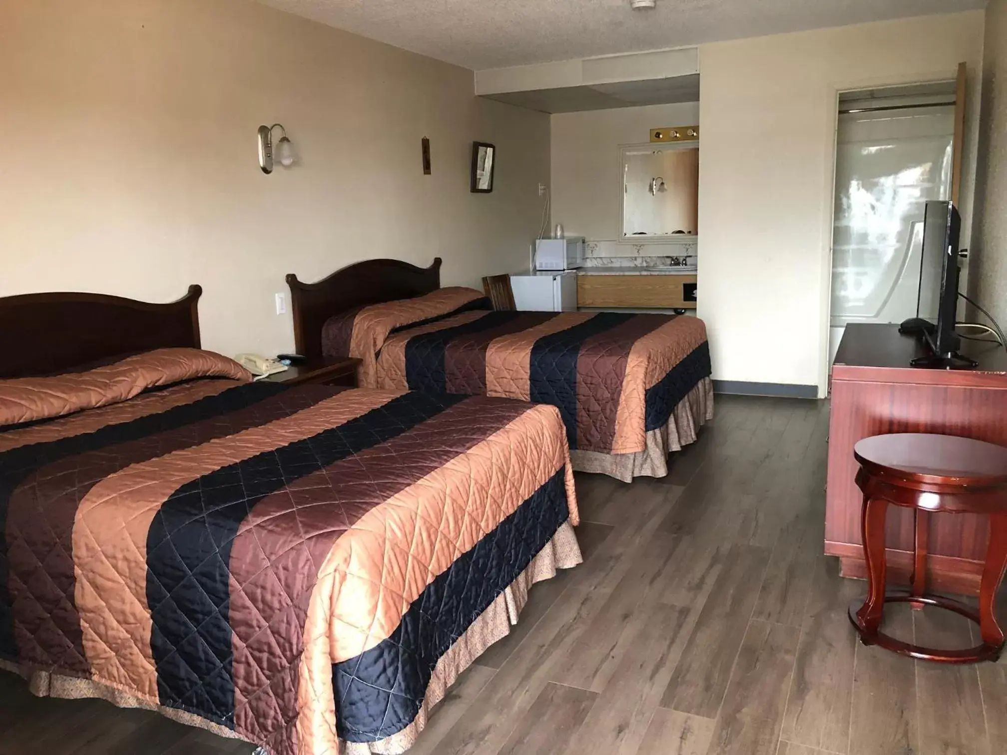 Bedroom, Bed in Red Deer Inn & Suites