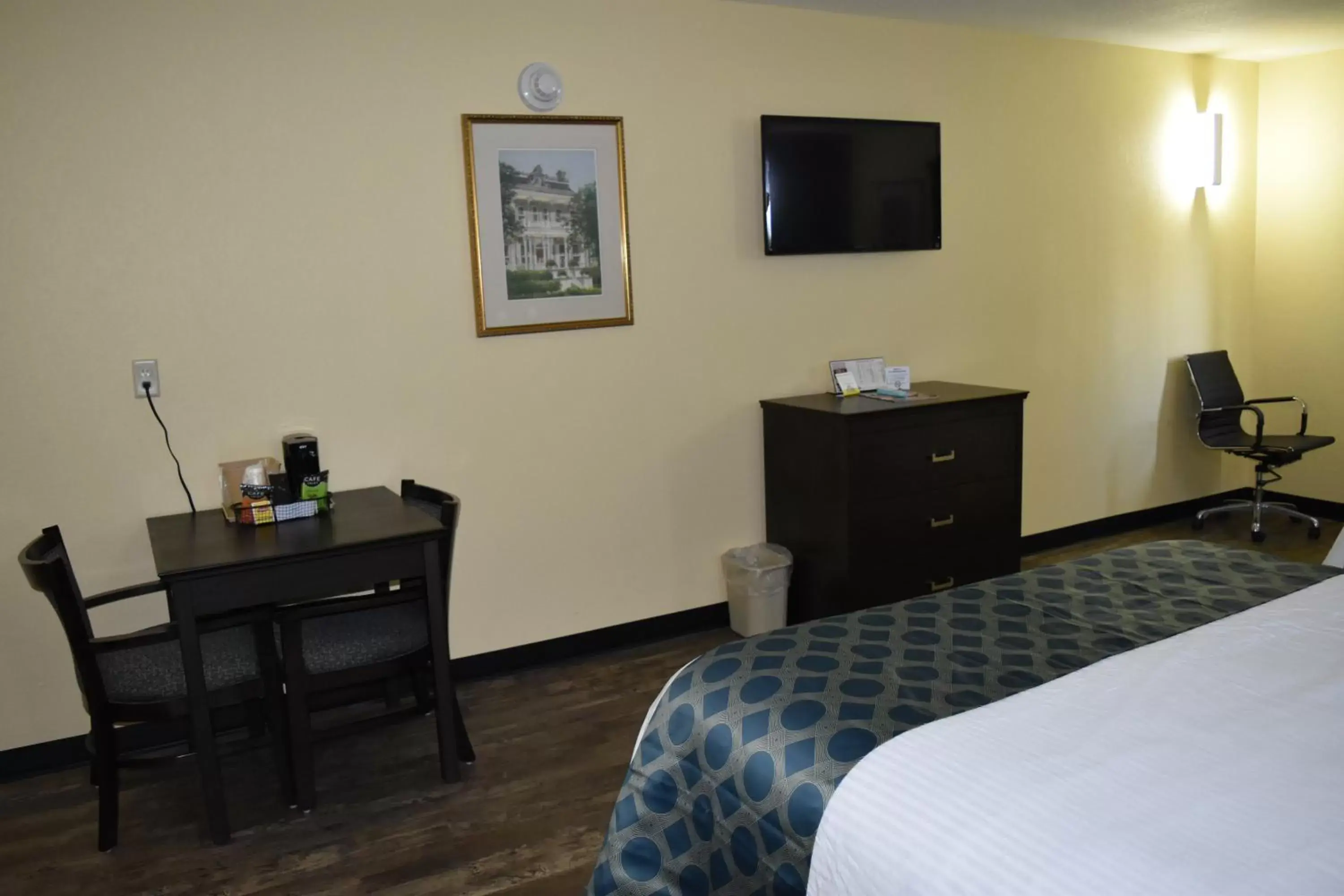 TV and multimedia in Days Inn by Wyndham New Orleans Pontchartrain
