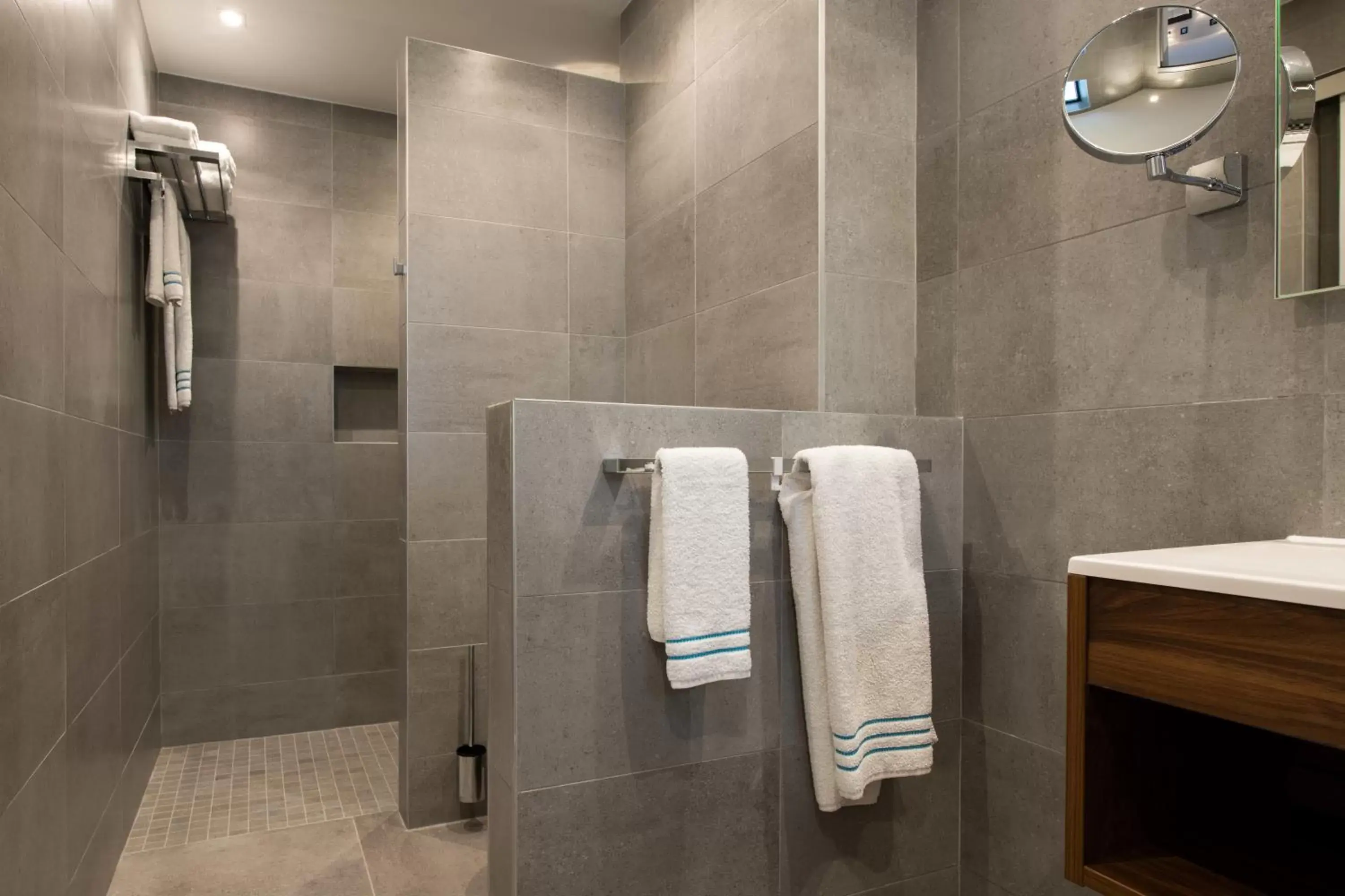 Shower, Bathroom in Curacao Avila Beach Hotel