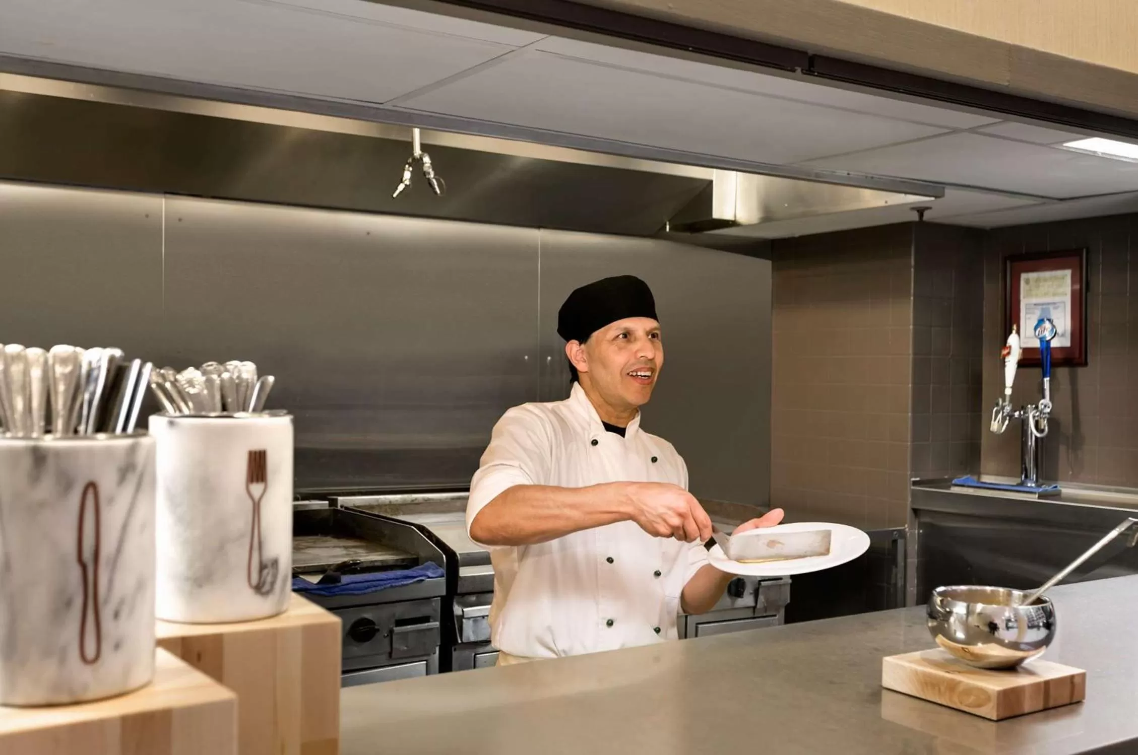 Dining area in Embassy Suites by Hilton Chicago North Shore Deerfield