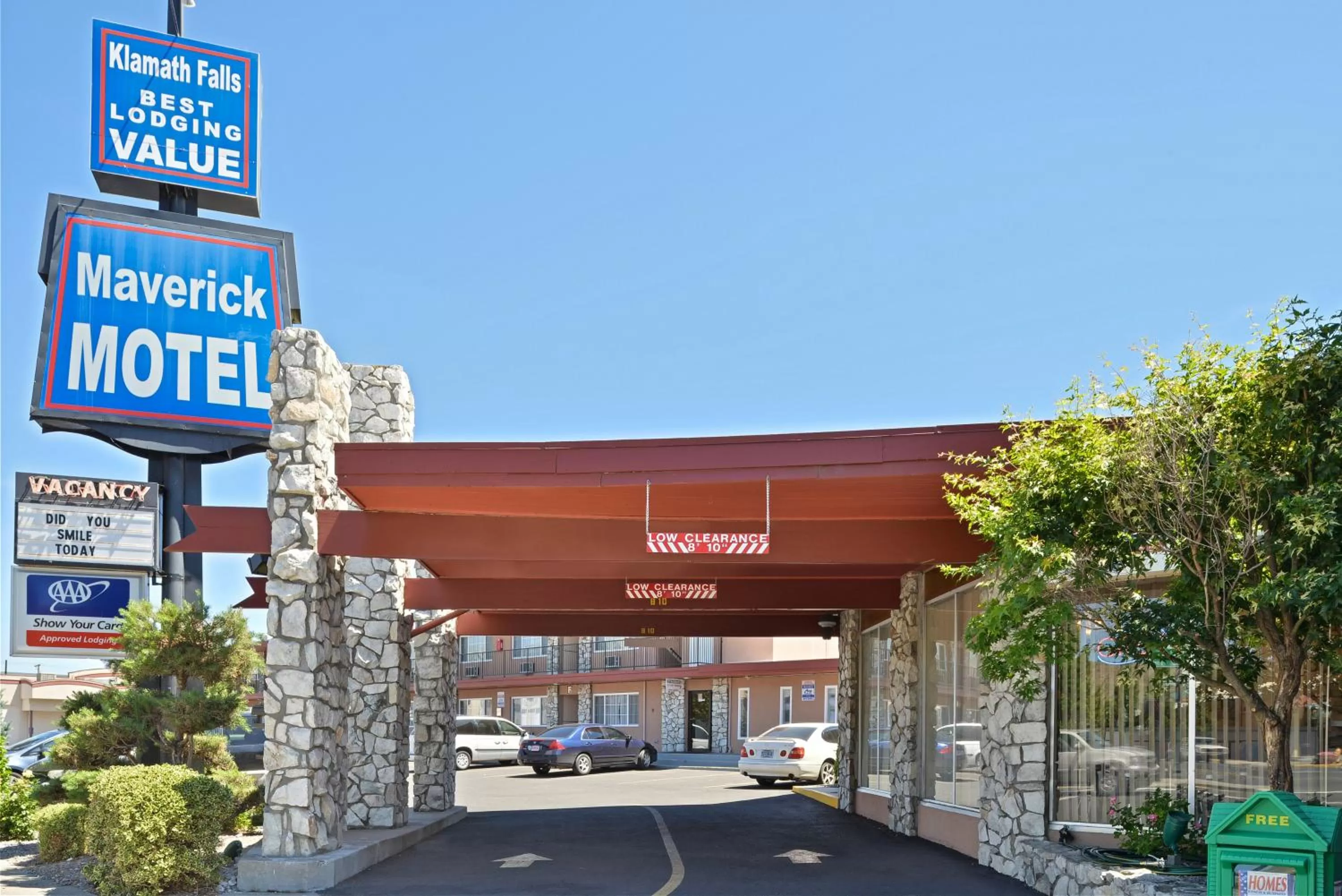 Day in Maverick Motel - Modern Renovated Motel