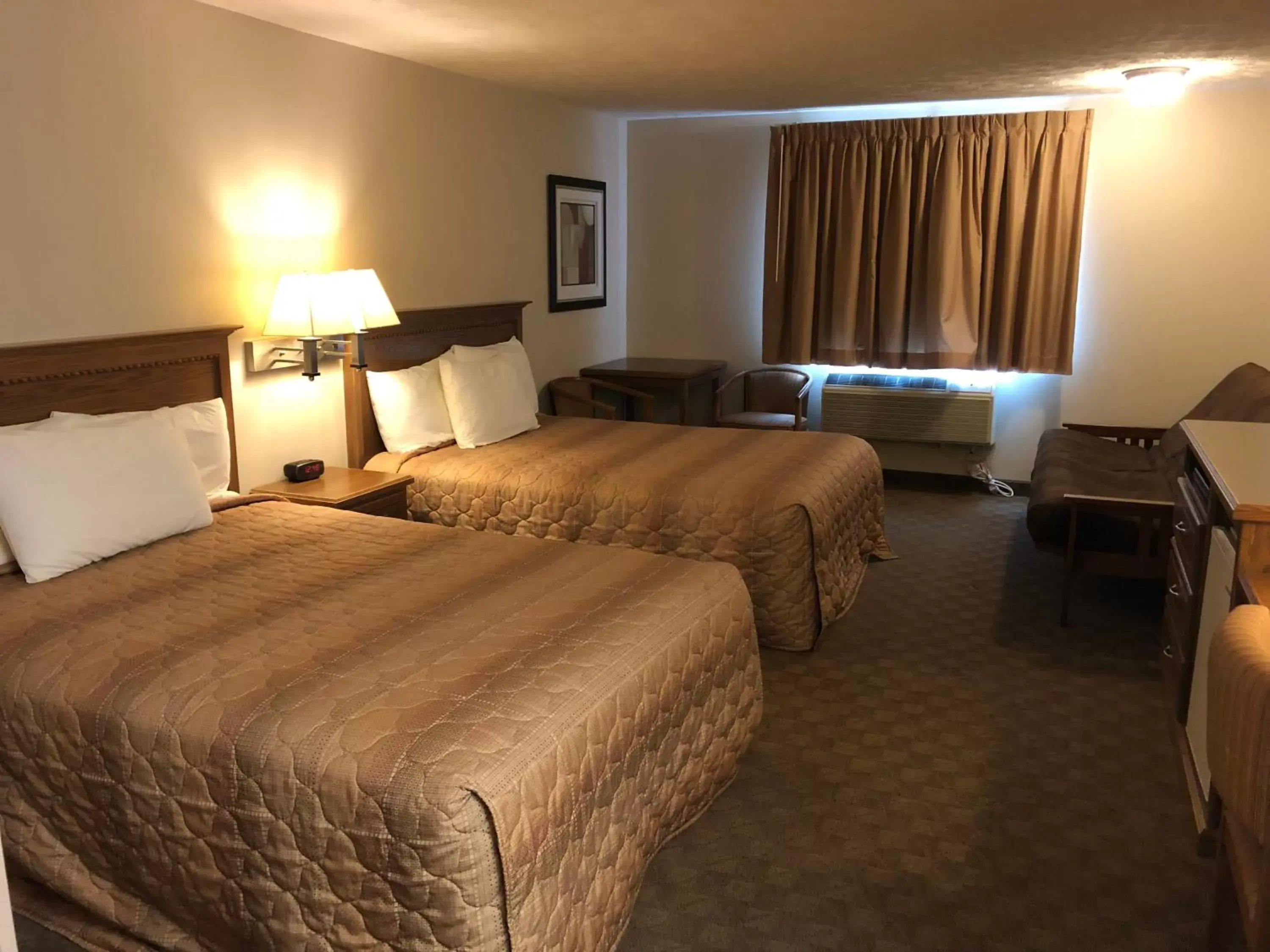 Bed in Shenandoah Inn & Suites