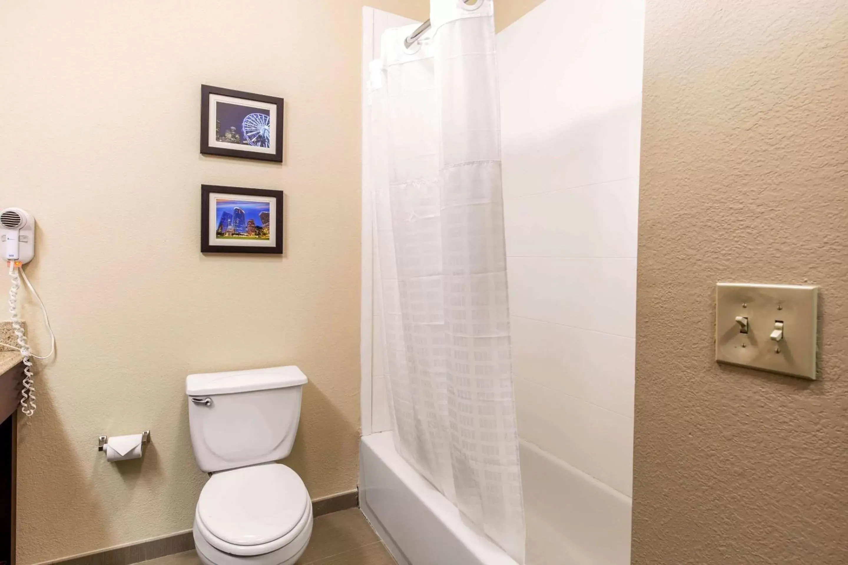 Bedroom, Bathroom in Comfort Inn & Suites IAH Bush Airport – East