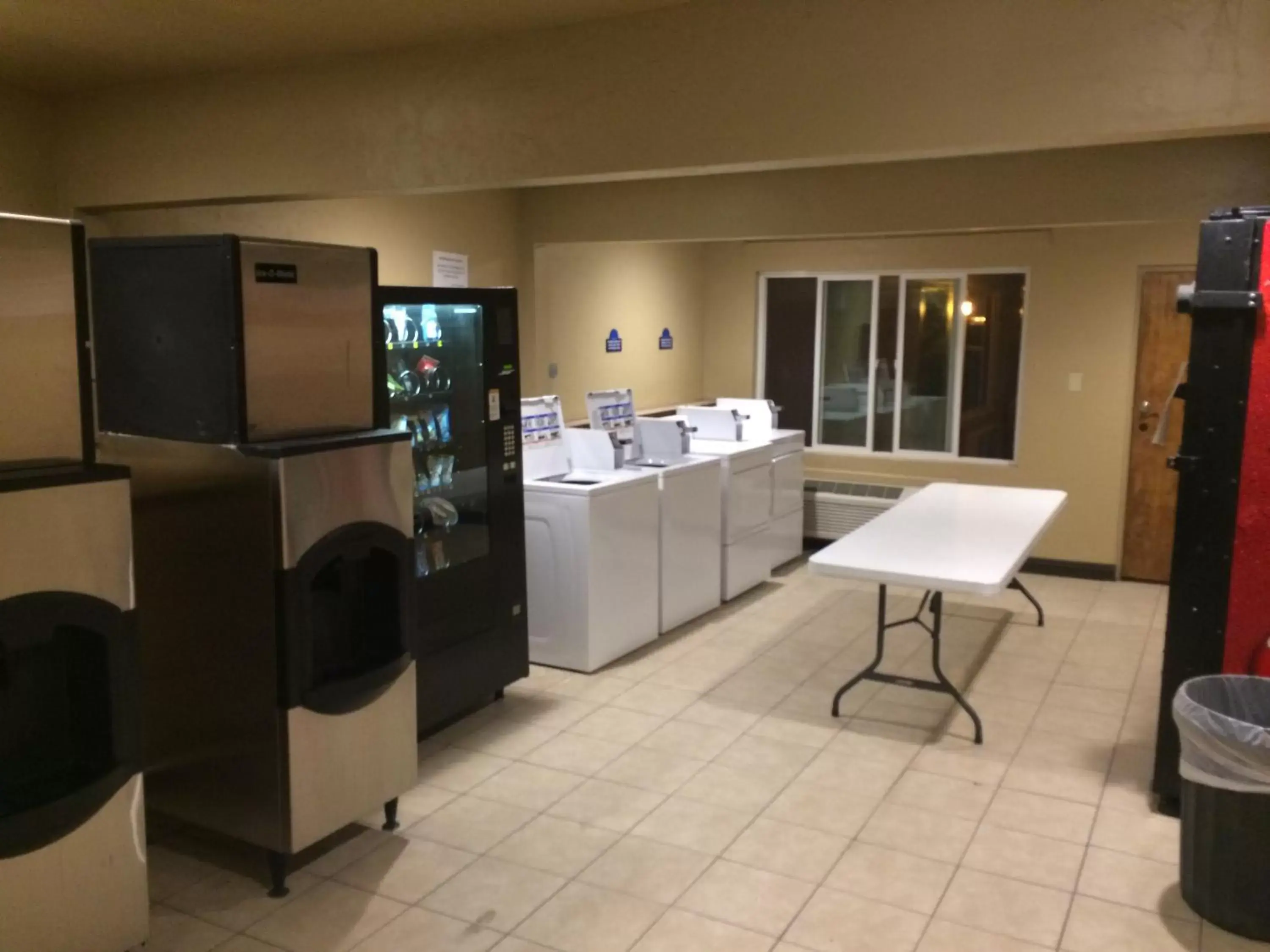 Area and facilities, Kitchen/Kitchenette in Travelodge by Wyndham Hawthorne