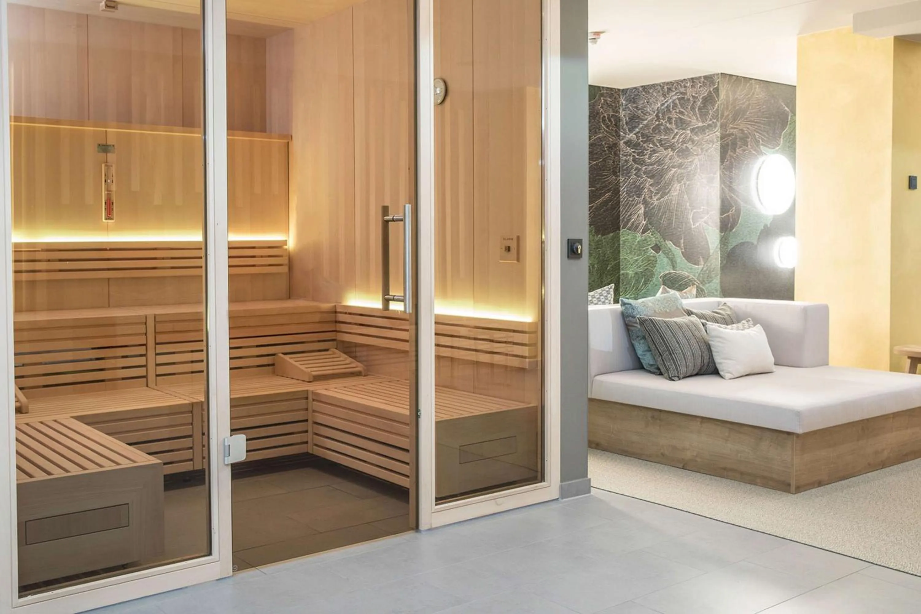 Spa and wellness centre/facilities, Bed in Radisson Blu Hotel Köln