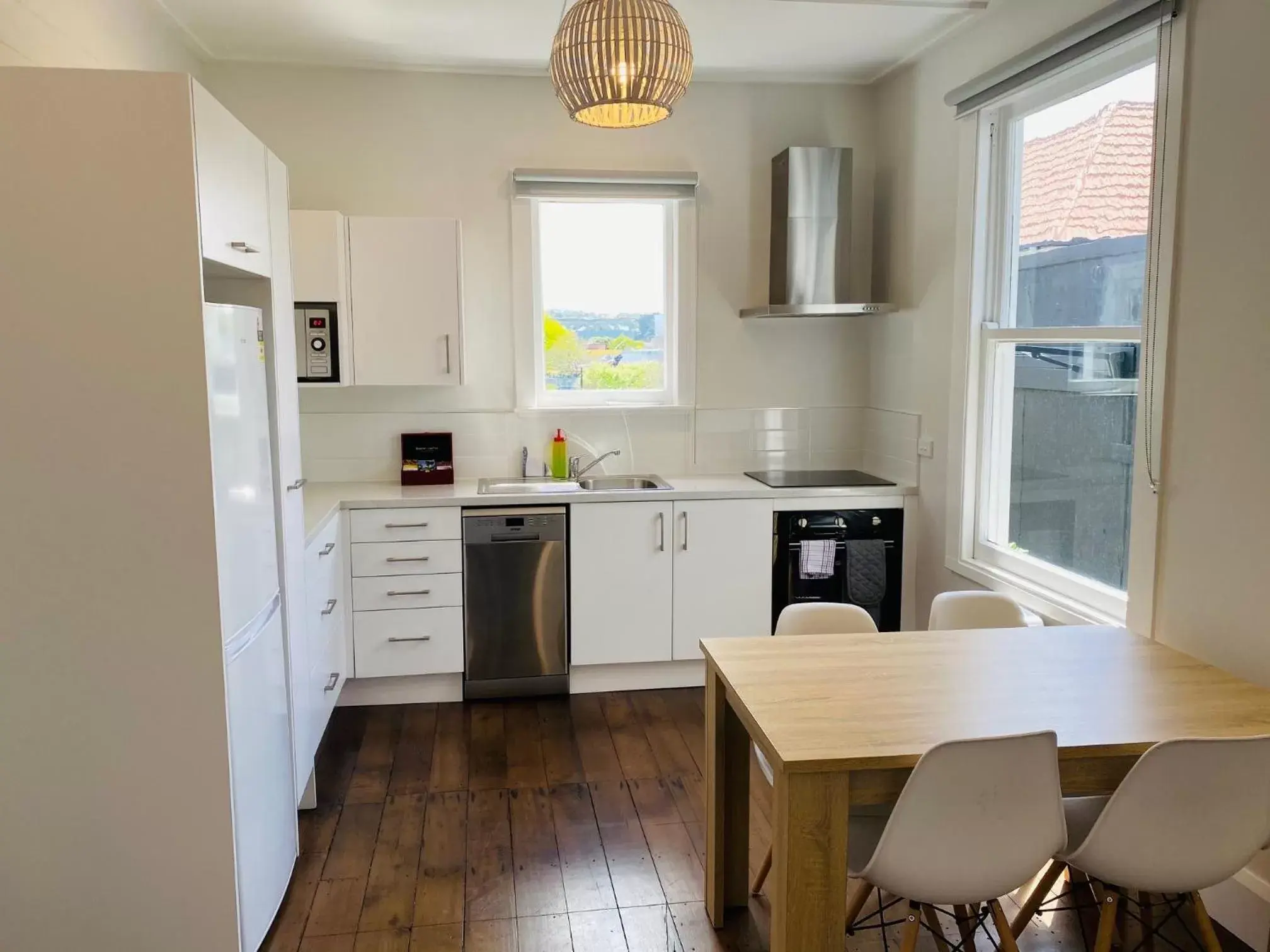 Kitchen/Kitchenette in Shoreline Motel