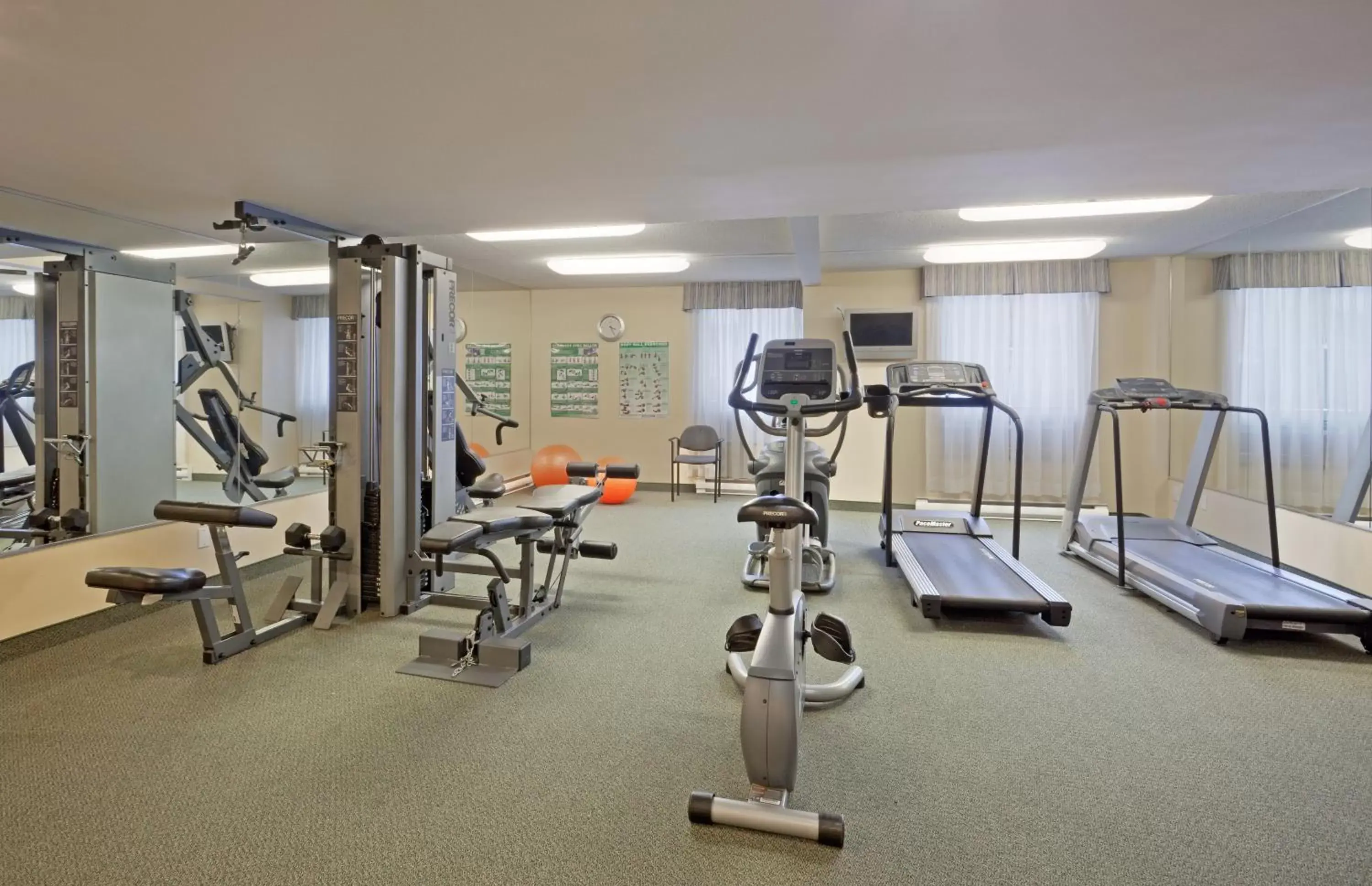 Fitness centre/facilities, Fitness Center/Facilities in Hôtel Saint-Laurent Montréal
