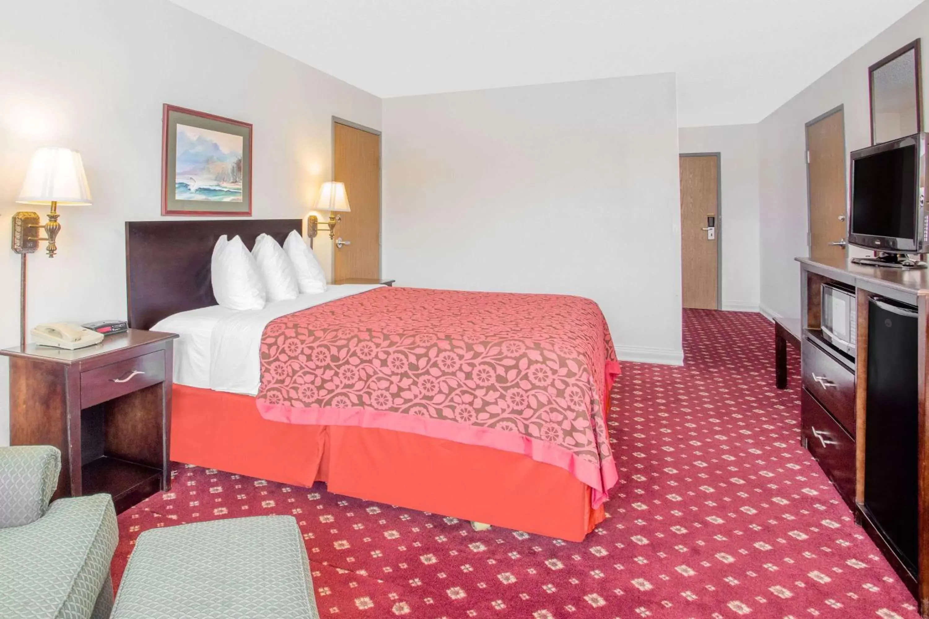 Photo of the whole room, Bed in Days Inn by Wyndham Lake Village