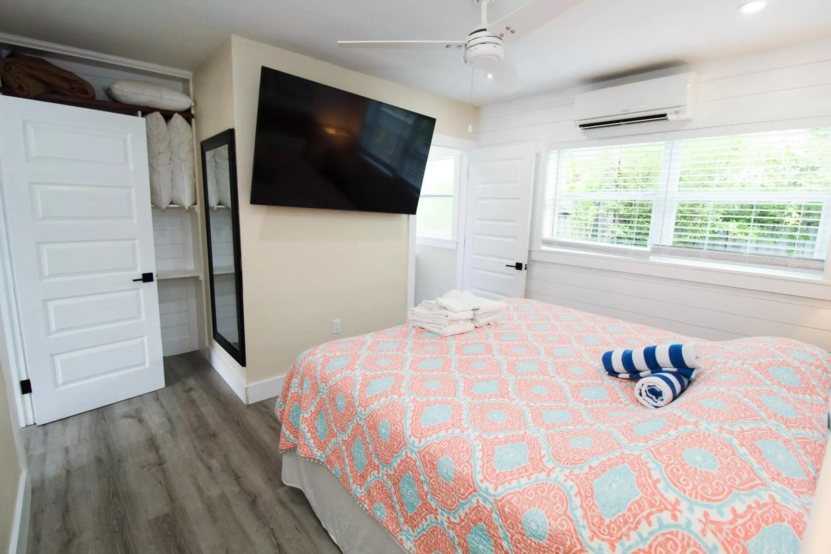 Bedroom, Bed in Pelican Post at Anna Maria Island Inn