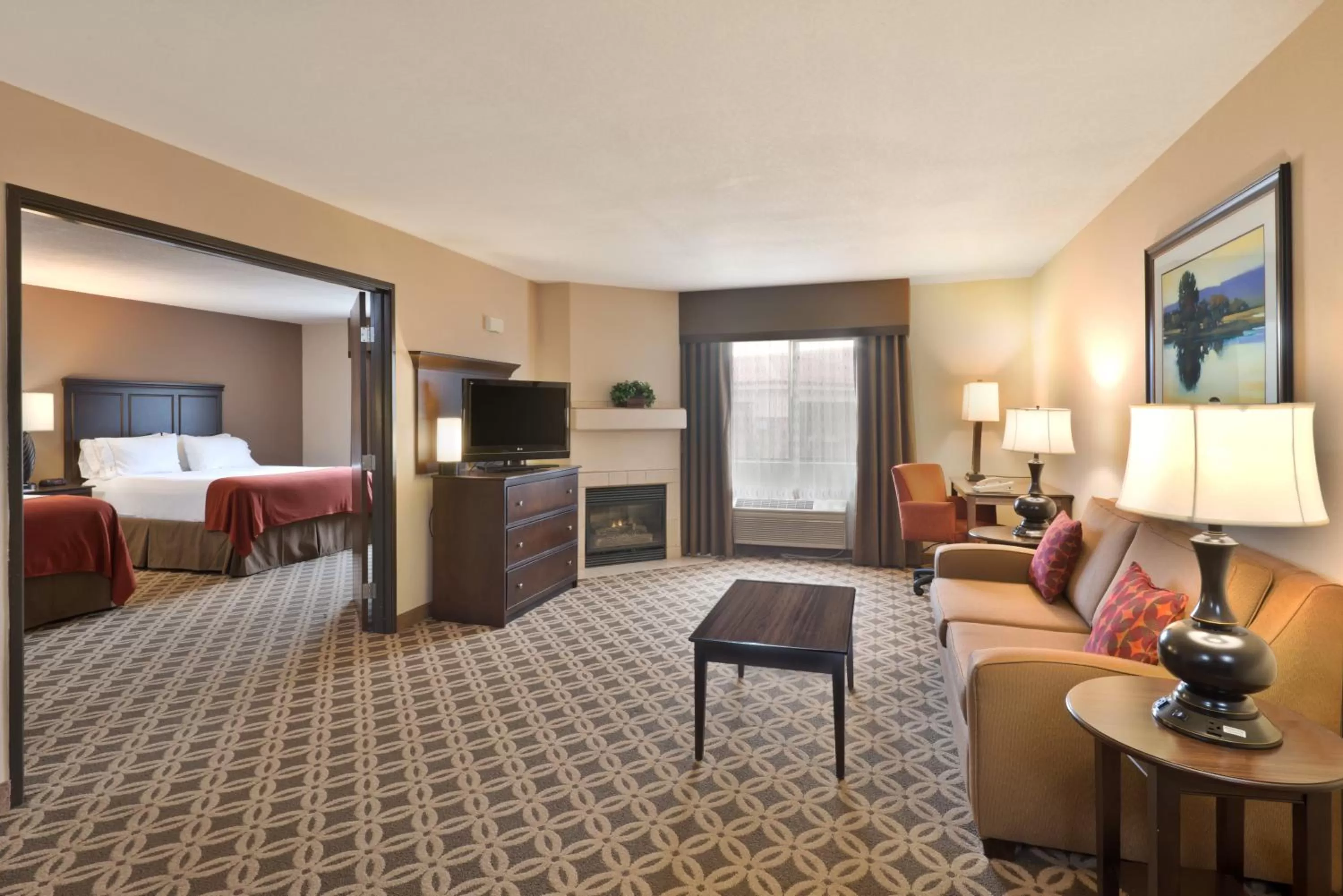 Photo of the whole room, Bed in Holiday Inn Express Show Low by IHG