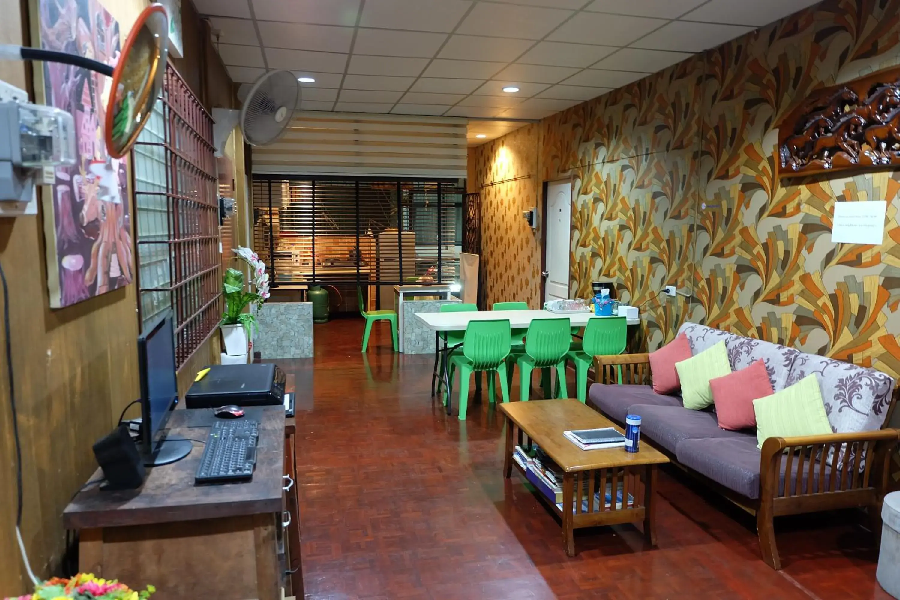 Communal lounge/ TV room, Restaurant/Places to Eat in Decor Do Hostel
