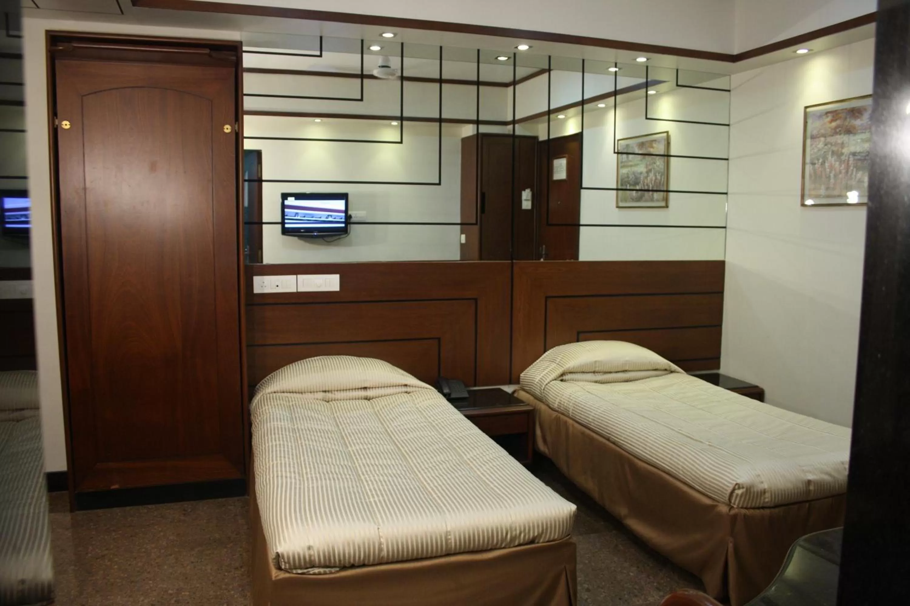 Bed in Hotel Karl Residency